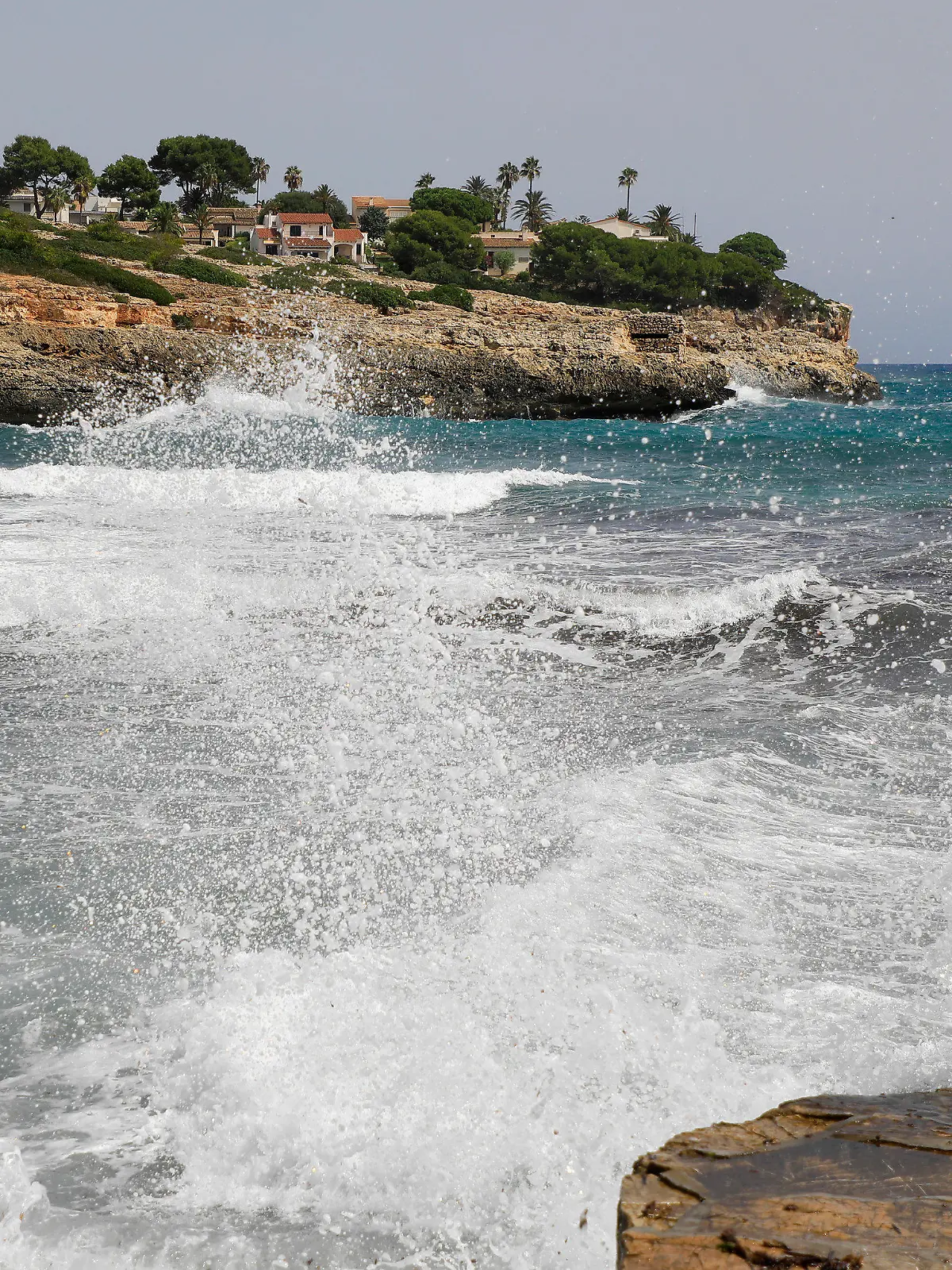 05.09.2023, Spanien, Manacor: Cala Mendia an einem Tag mit Wellen. An der Ostküste Mallorcas wurden zwei Leichen gefunden. Die erste Leiche hatten Passanten schon am Sonntagabend entdeckt. Die zweite Leiche wurde Montagabend gesichtet, wegen hohen Wellengangs aber erst am Dienstag geborgen. Foto: Clara Margais/dpa +++ dpa-Bildfunk +++