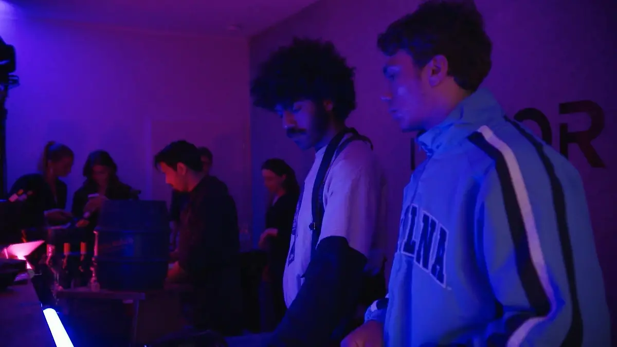 Elias und Noah Becker hinterm DJ-Pult Becker-Söhne drehen auf