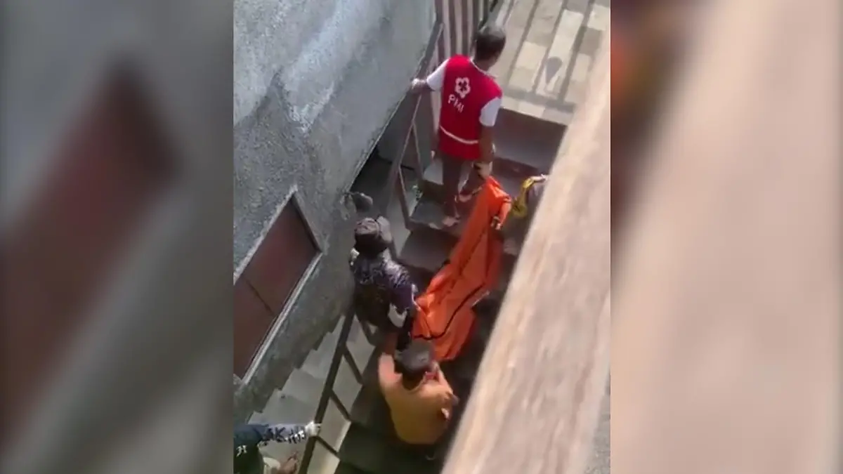 Nach dem schrecklichen Unfall wird eine Leiche weggebracht.