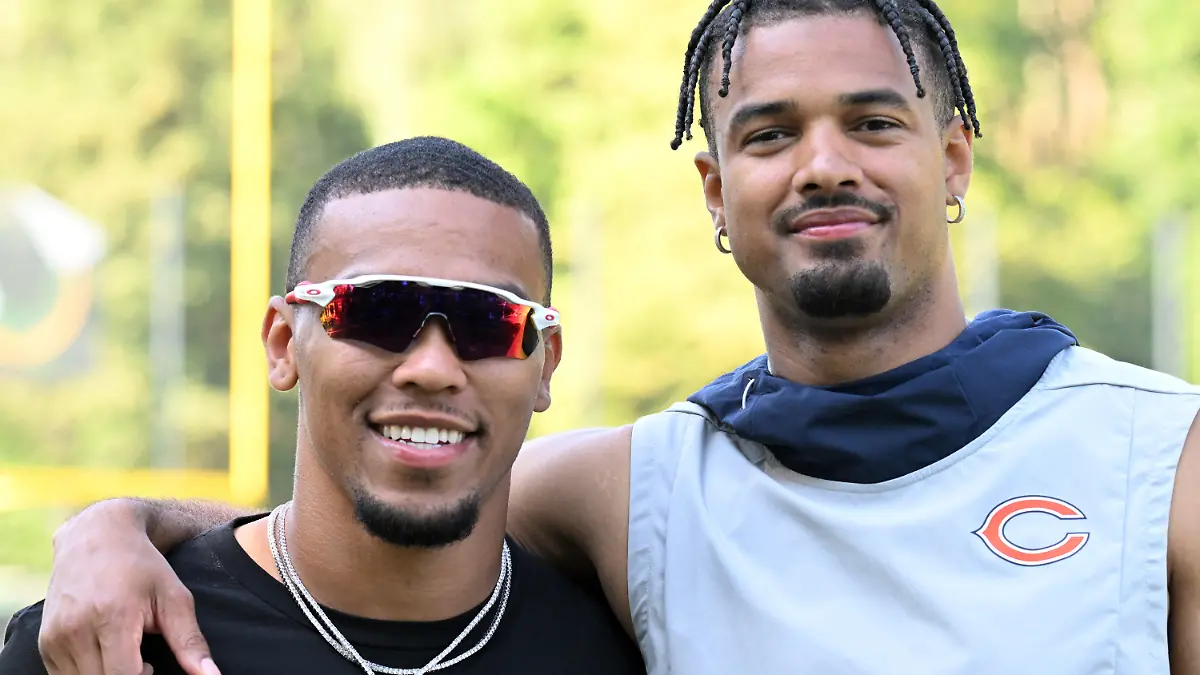 ARCHIV - 25.06.2023, Nordrhein-Westfalen, Köln: American Football: St. Brown Youth Football Camp. Amon-Ra St. Brown (l) und Equanimeous St. Brown. (zu dpa: «Johnson und St.-Brown-Brüder mit Kaderplatz bei ihren NFL-Teams») Foto: Federico Gambarini/dpa +++ dpa-Bildfunk +++