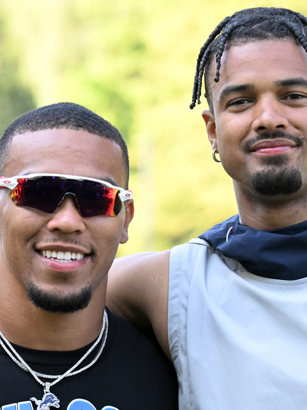 ARCHIV - 25.06.2023, Nordrhein-Westfalen, Köln: American Football: St. Brown Youth Football Camp. Amon-Ra St. Brown (l) und Equanimeous St. Brown. (zu dpa: «Johnson und St.-Brown-Brüder mit Kaderplatz bei ihren NFL-Teams») Foto: Federico Gambarini/dpa +++ dpa-Bildfunk +++