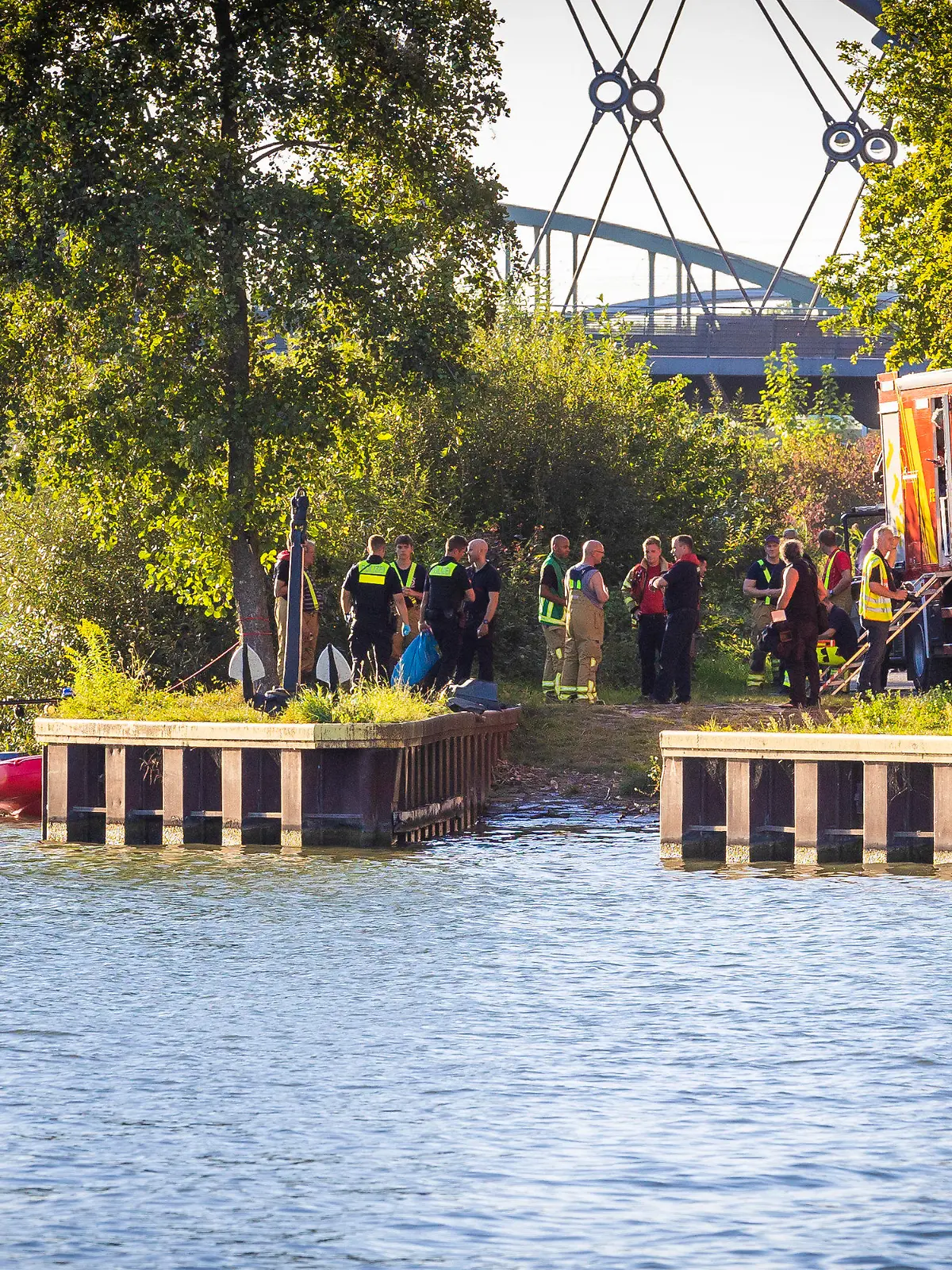 06.09.2023, Niedersachsen, Hannover: Einsatzkräfte von Polizei, Feuerwehr und Rettungsdienst stehen am Mittellandkanal in Hannover-Vinnhorst. Bei einem Wasserrettungseinsatz der Feuerwehr Hannover wurde ein 23-Jähriger am Abend aus dem Wasser geborgen, konnte an Land aber nicht wiederbelebt werden, wie ein Feuerwehrsprecher bestätigte. Foto: Moritz Frankenberg/dpa +++ dpa-Bildfunk +++