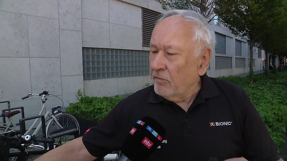 "Ich bin der Meinung, dass man hier Kinder missbraucht für etwas zu stehen, oder zu sagen, was sie gar nicht beurteilen können und sie wissen ja auch gar nicht, was in 10/20 Jahren ist, wenn der Opa nicht mehr da ist", sagt Werner Engelhardt.