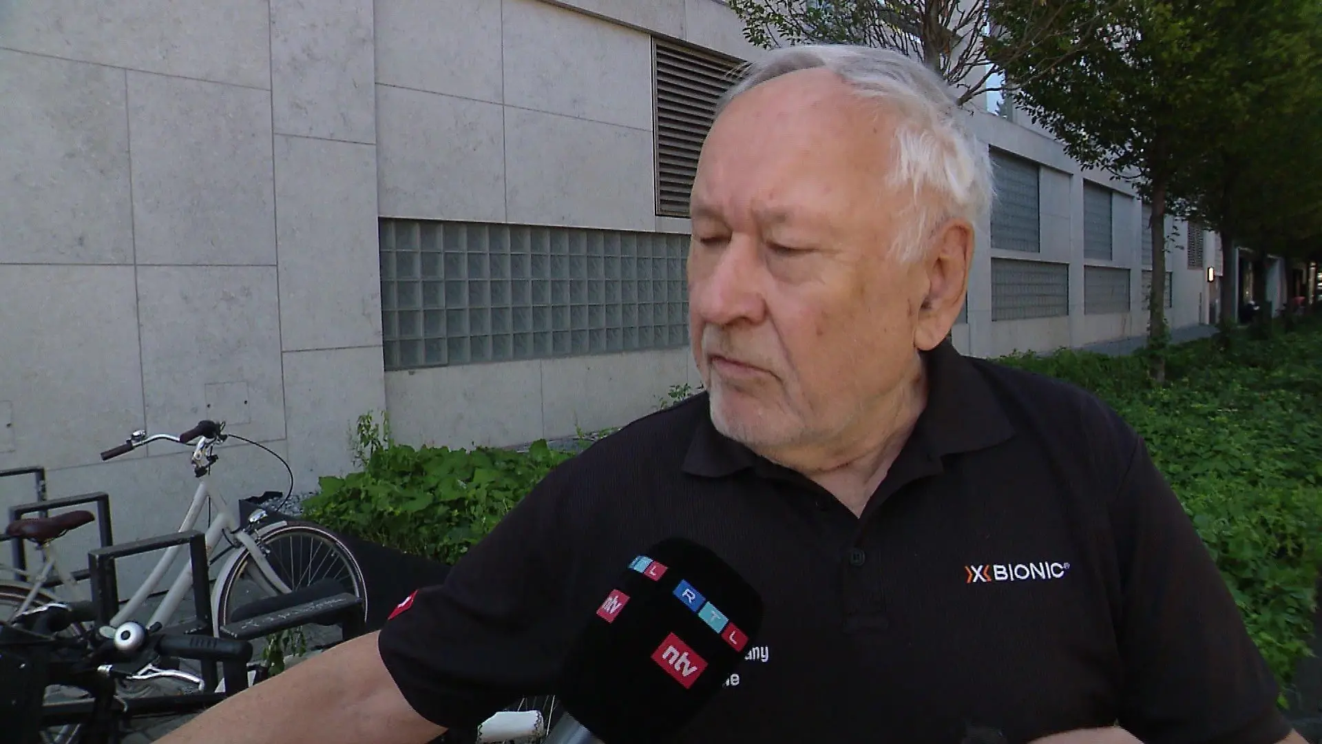 "Ich bin der Meinung, dass man hier Kinder missbraucht für etwas zu stehen, oder zu sagen, was sie gar nicht beurteilen können und sie wissen ja auch gar nicht, was in 10/20 Jahren ist, wenn der Opa nicht mehr da ist", sagt Werner Engelhardt.