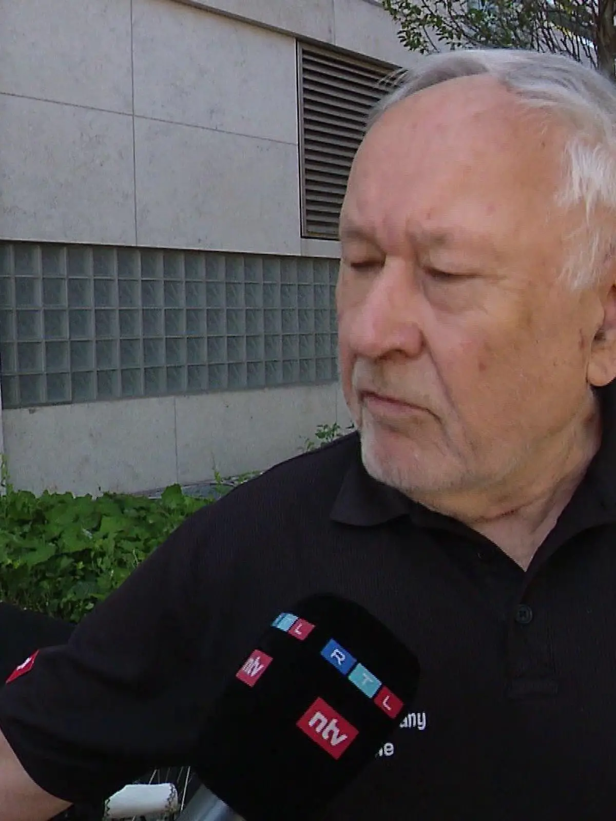 "Ich bin der Meinung, dass man hier Kinder missbraucht für etwas zu stehen, oder zu sagen, was sie gar nicht beurteilen können und sie wissen ja auch gar nicht, was in 10/20 Jahren ist, wenn der Opa nicht mehr da ist", sagt Werner Engelhardt.