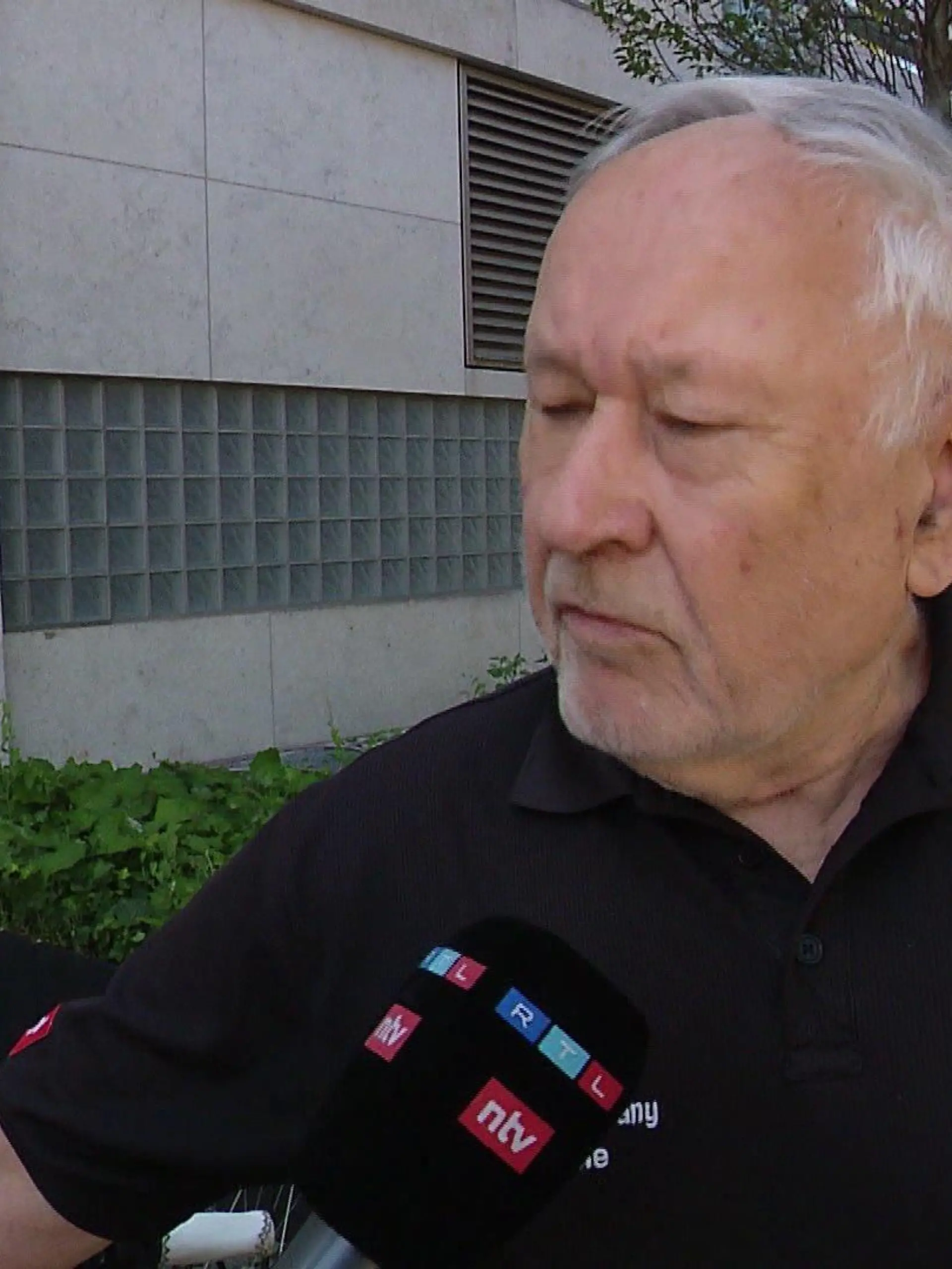 "Ich bin der Meinung, dass man hier Kinder missbraucht für etwas zu stehen, oder zu sagen, was sie gar nicht beurteilen können und sie wissen ja auch gar nicht, was in 10/20 Jahren ist, wenn der Opa nicht mehr da ist", sagt Werner Engelhardt.