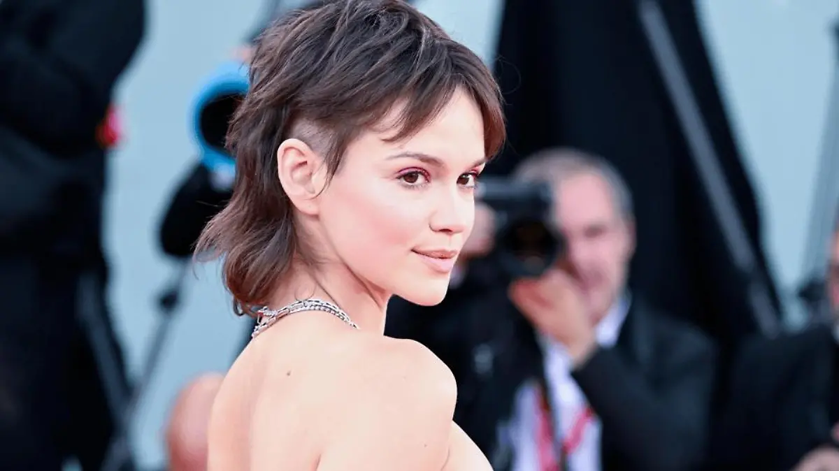 Emilia Schüle zeigt sich bei den 80. Filmfestspielen von Venedig mit einem mutigen Undercut-Look.
