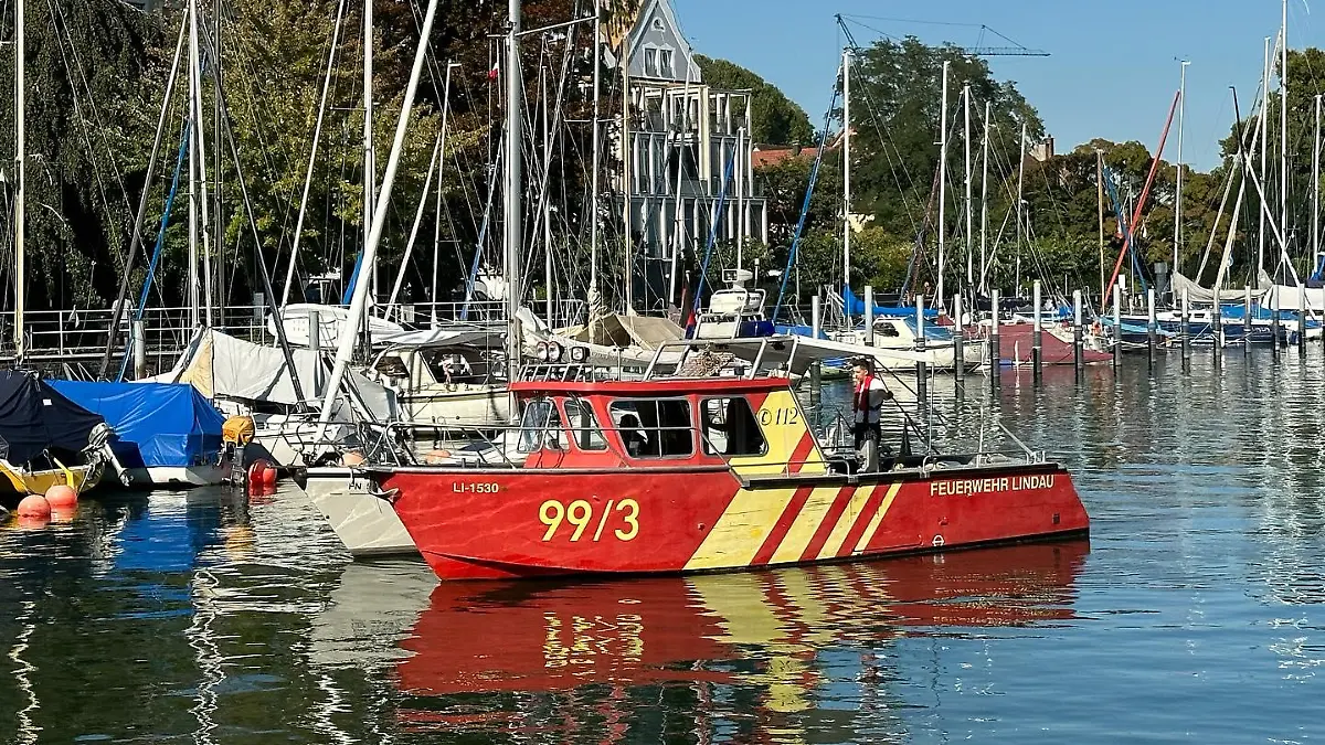 Einsatzkräfte schleppen das Segelboot des Vermissten (93) in den Hafen.