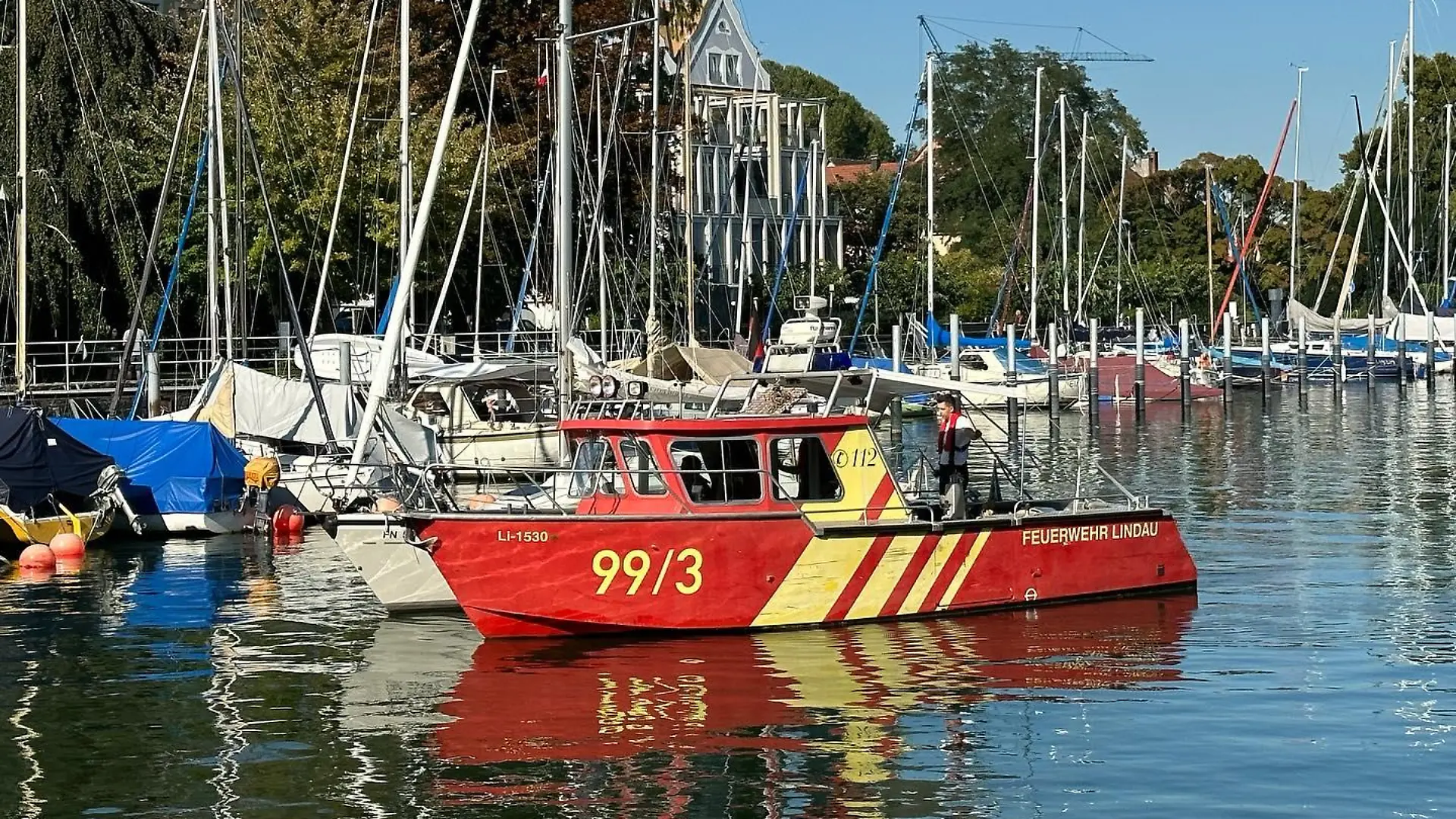 Einsatzkräfte schleppen das Segelboot des Vermissten (93) in den Hafen.