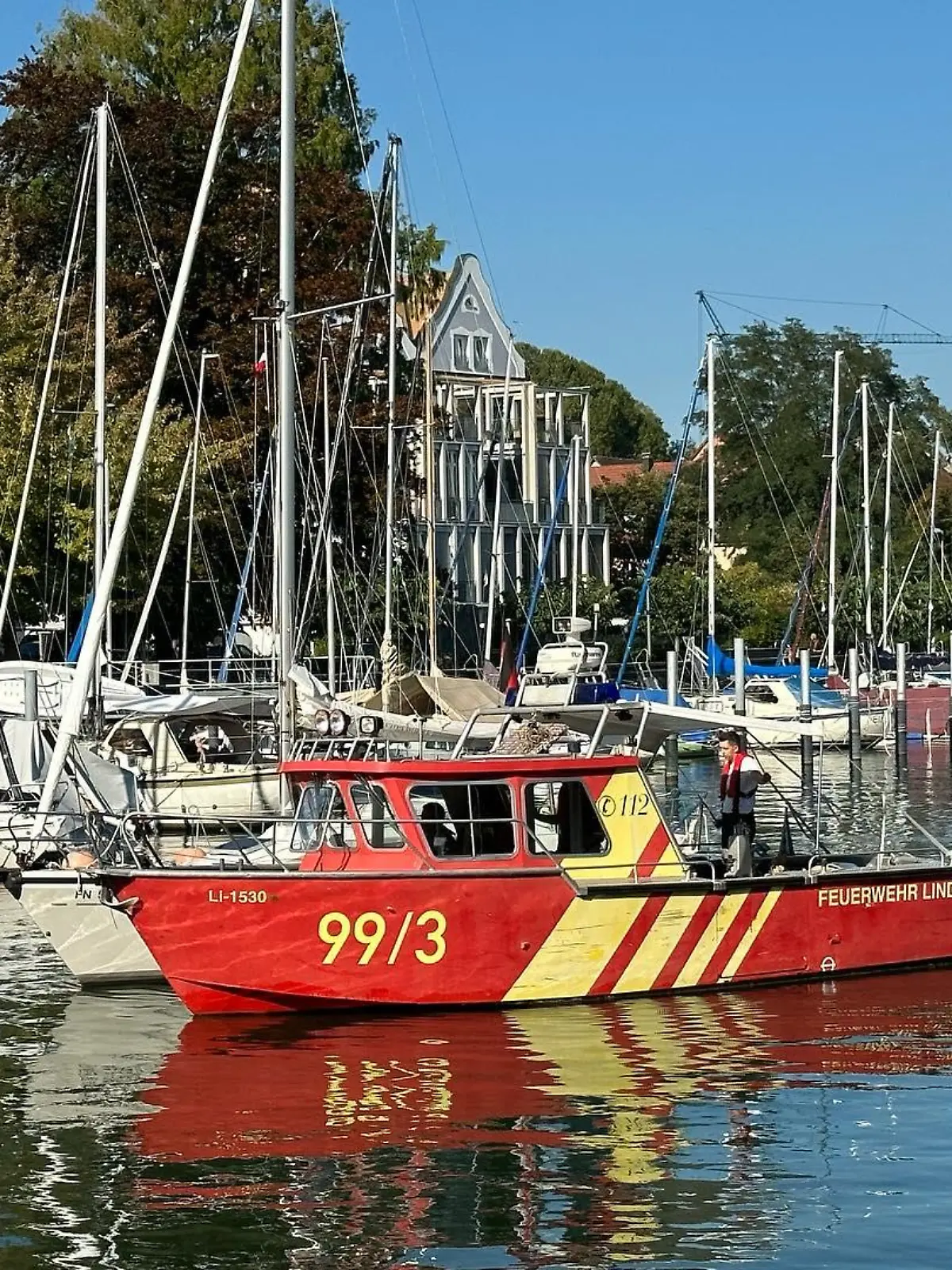 Einsatzkräfte schleppen das Segelboot des Vermissten (93) in den Hafen.