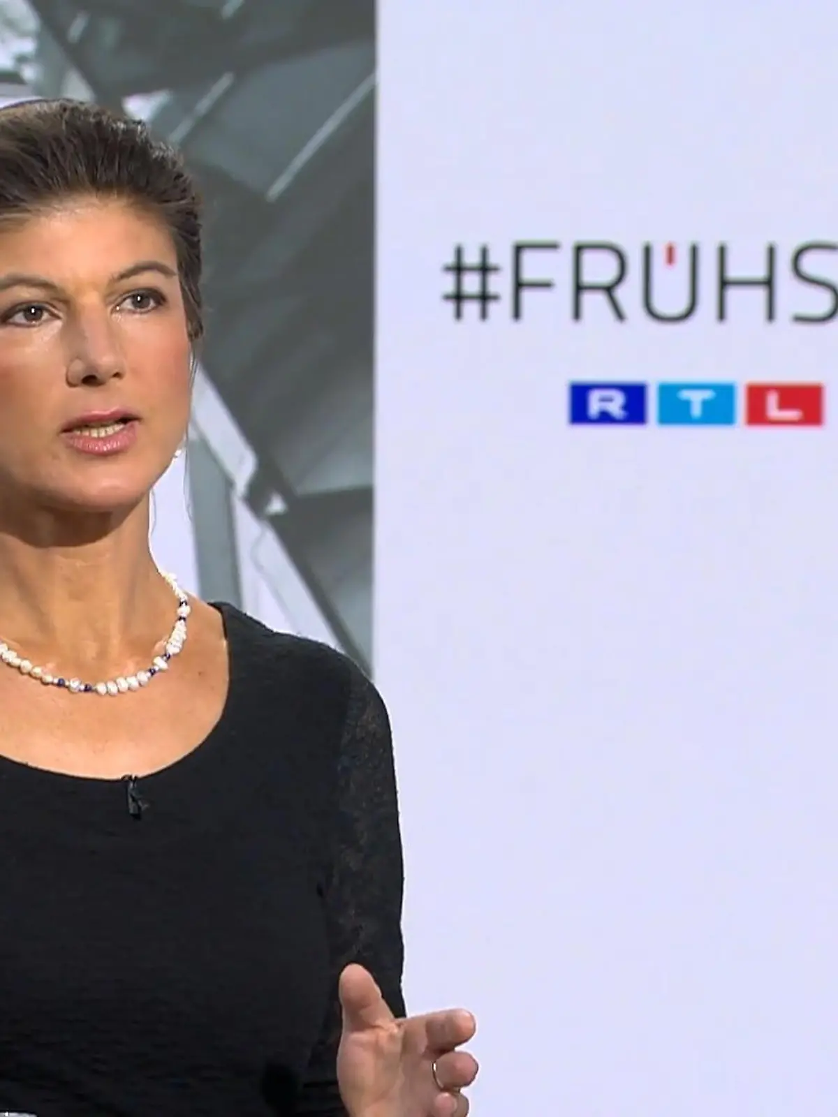 „Eine Leerstelle im politischen System“, erkennt Sahra Wagenknecht in Deutschland, lässt aber offen, ob sie diese vermeintliche Lücke mit der Gründung einer neuen Partei zu füllen gedenkt. Die eigene Partei habe jedenfalls Vertrauen verloren, so die Linke-Abgeordnete, ebenso wie die Bundesregierung, die endlich zur wirtschaftlichen Vernunft kommen möge. Der Aufstieg der AfD sei das Ergebnis der Verzweiflung vieler Menschen.