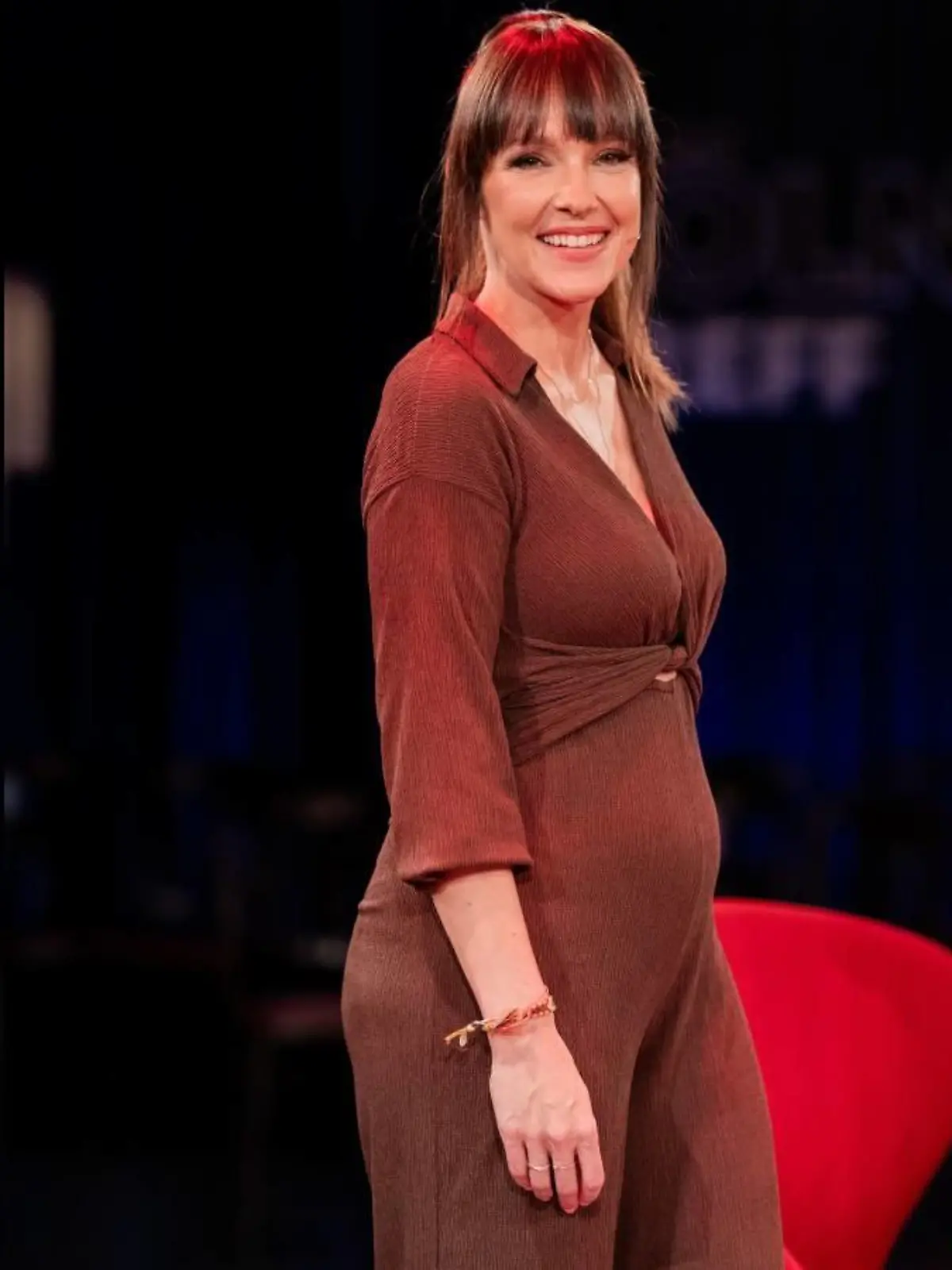Carolin Kebekus zeigt sich erstmals mit Babybauch.