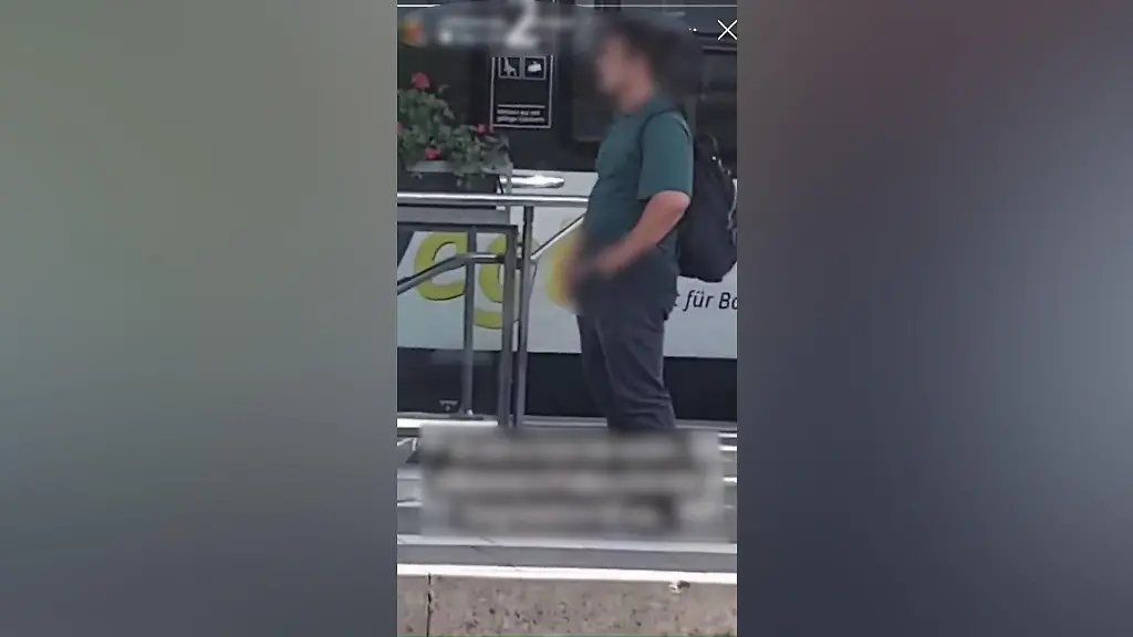 Ekelalarm am Bahnhof! Mann befriedigt sich selbst mitten auf belebtem  Bahnsteig