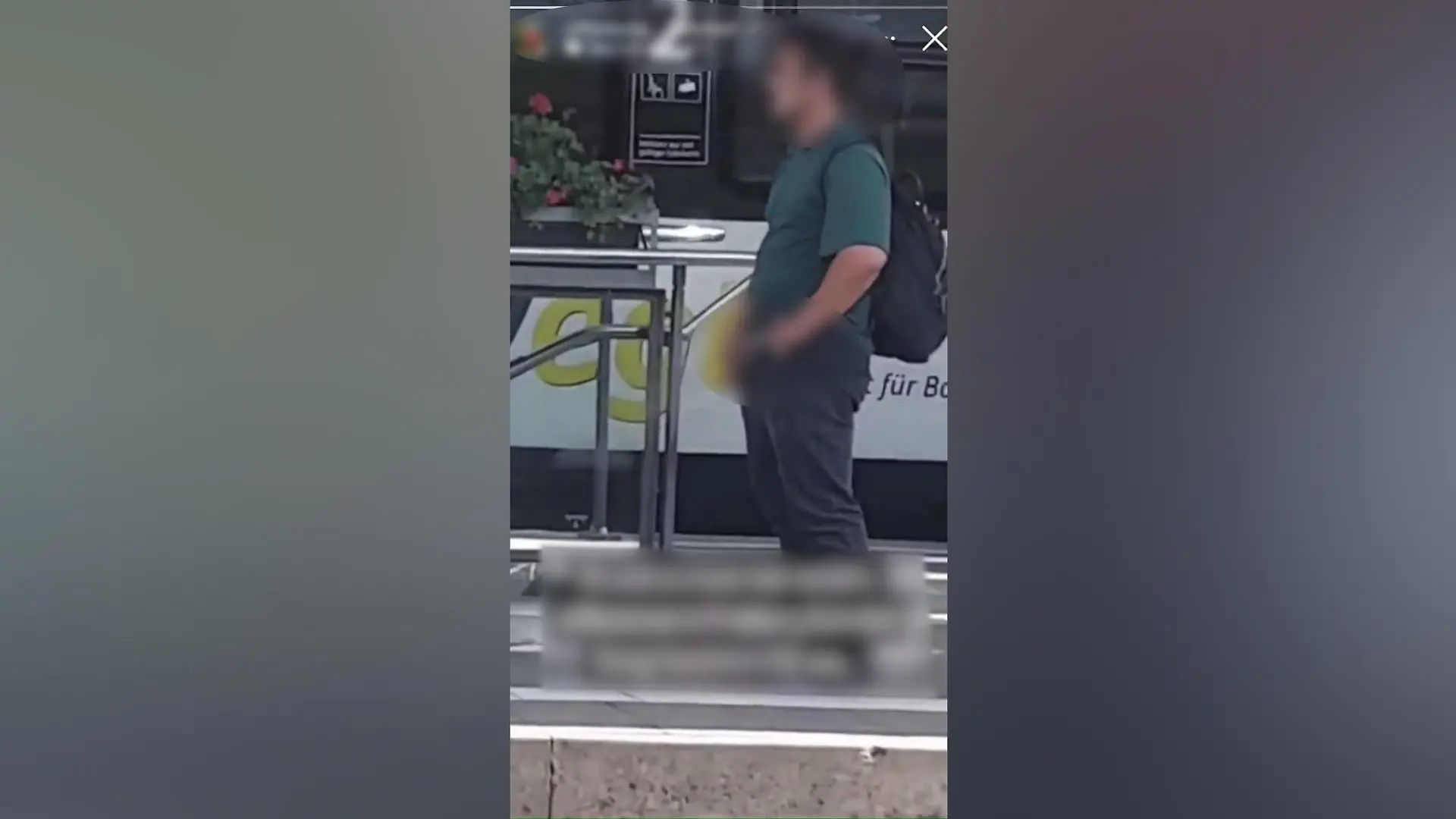 Dieser Mann befriedigt sich mitten in der Öffentlichkeit!