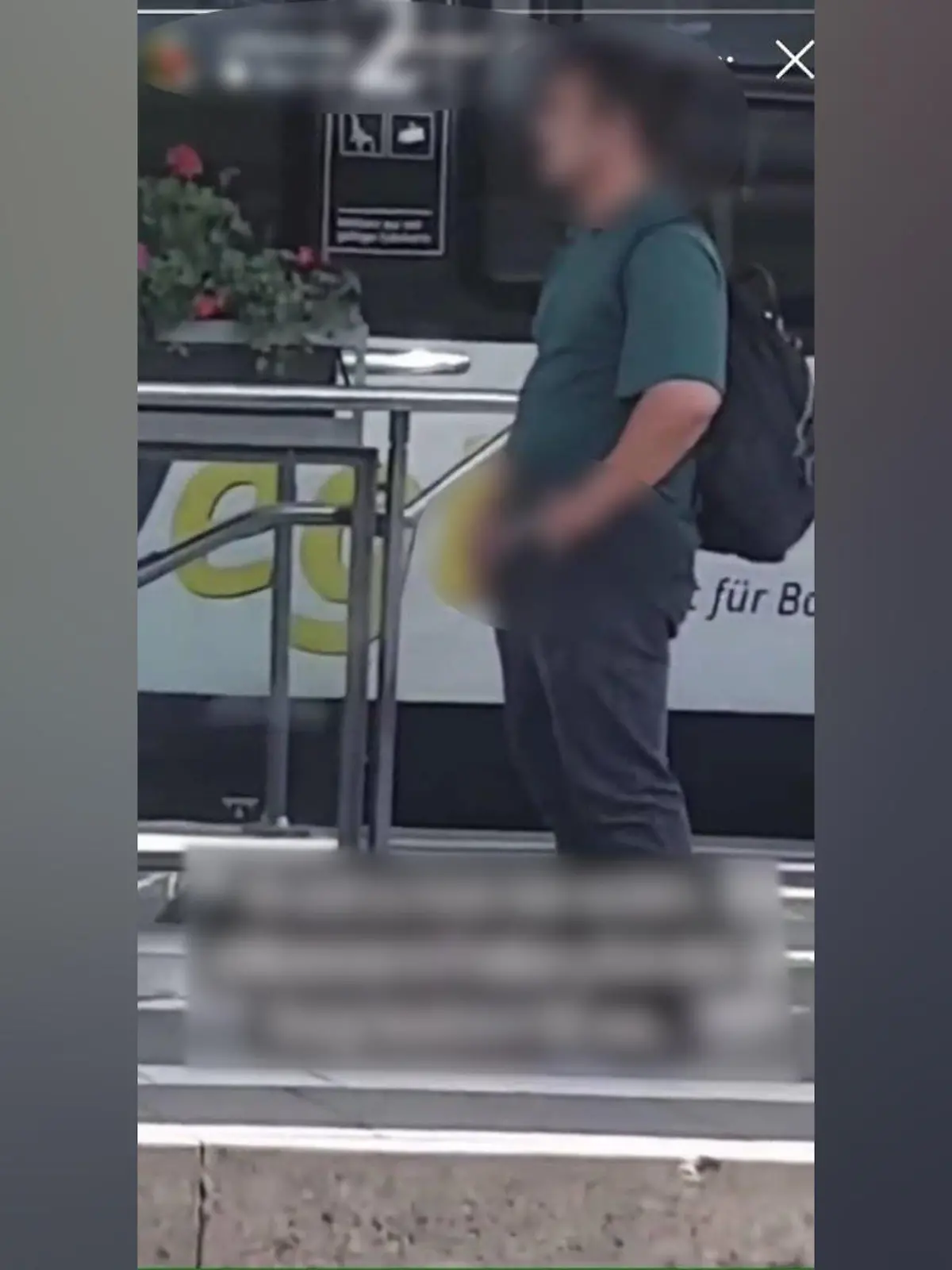 Dieser Mann befriedigt sich mitten in der Öffentlichkeit!