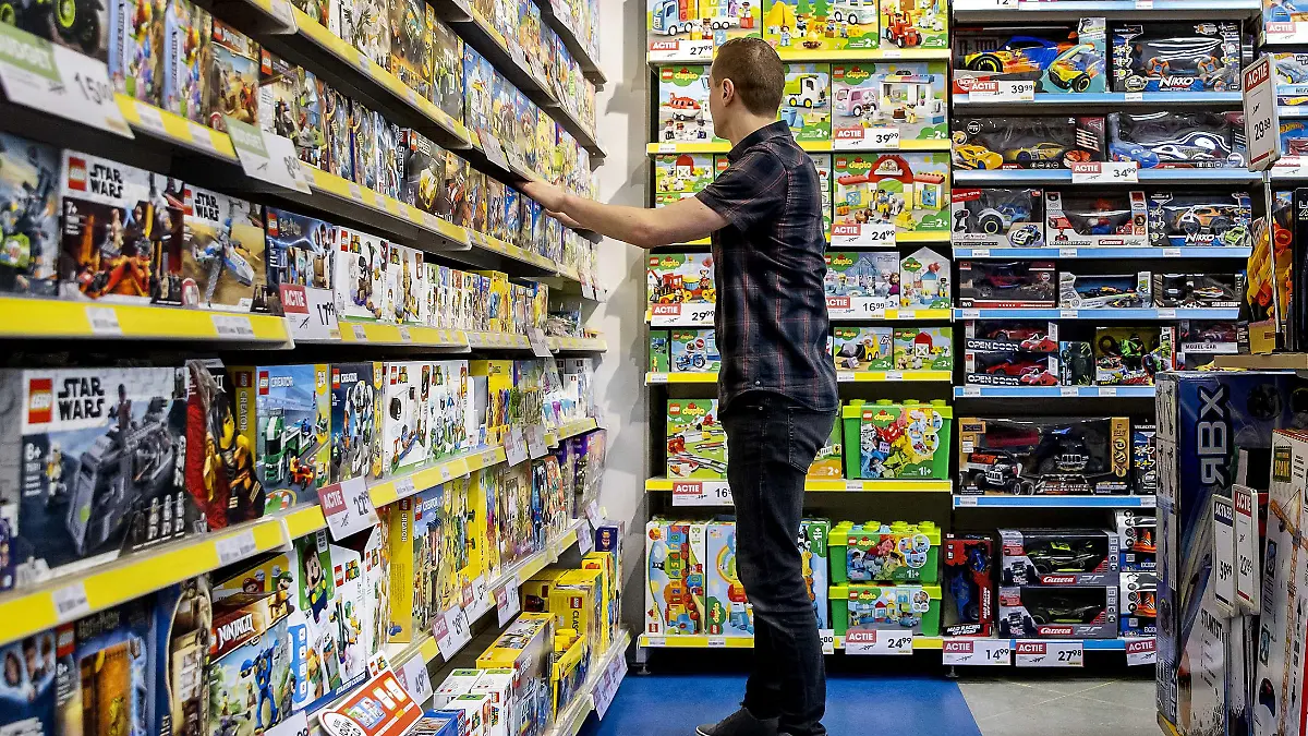 2021-10-28 11:18:54 HILLEGOM - Ein Ladenangestellter aus dem Spielzeugladen Top 1 Toys bei der Arbeit im Laden. Aufgrund von Rohstoffknappheit für die Spielzeugherstellung und gestörtem Seecontainertransport droht eine Knappheit auf dem Spielwarenmarkt. Dadurch können Spielzeuge teurer werden. KOEN VAN WEEL