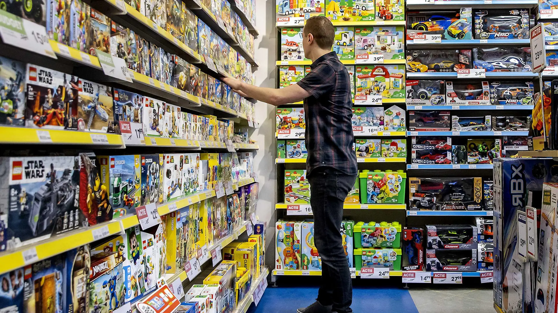 2021-10-28 11:18:54 HILLEGOM - Ein Ladenangestellter aus dem Spielzeugladen Top 1 Toys bei der Arbeit im Laden. Aufgrund von Rohstoffknappheit für die Spielzeugherstellung und gestörtem Seecontainertransport droht eine Knappheit auf dem Spielwarenmarkt. Dadurch können Spielzeuge teurer werden. KOEN VAN WEEL