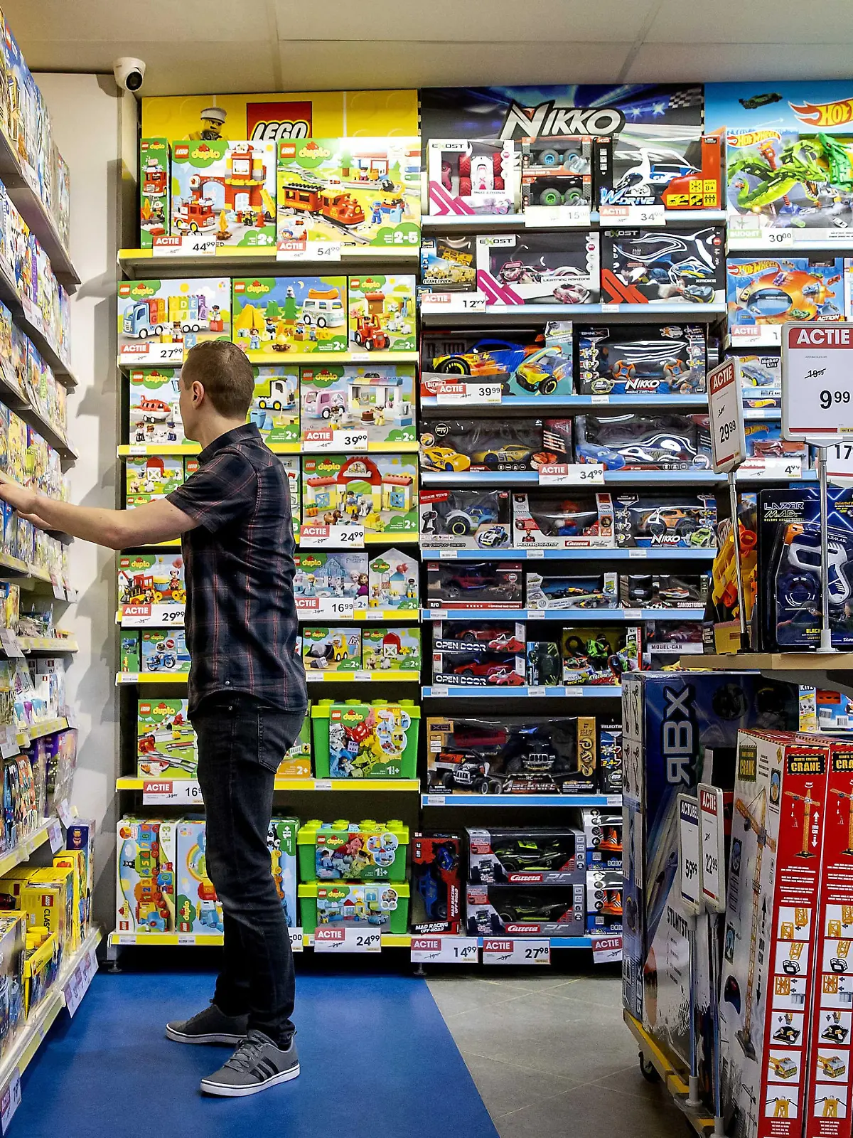 2021-10-28 11:18:54 HILLEGOM - Ein Ladenangestellter aus dem Spielzeugladen Top 1 Toys bei der Arbeit im Laden. Aufgrund von Rohstoffknappheit für die Spielzeugherstellung und gestörtem Seecontainertransport droht eine Knappheit auf dem Spielwarenmarkt. Dadurch können Spielzeuge teurer werden. KOEN VAN WEEL