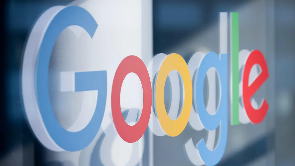 ARCHIV - 16.08.2022, Nordrhein-Westfalen, Köln: Ein Schriftzug mit dem Logo von Google klebt im Pressezentrum der Koelnmesse auf einer Glasscheibe. Google wird sich im Prozess zu Wettbewerbsklagen der US-Regierung und Dutzender Bundesstaaten weniger Vorwürfen stellen müssen. (Zu dpa "Richter schränkt Wettbewerbsvorwürfe gegen Google in den USA ein") Foto: Rolf Vennenbernd/dpa +++ dpa-Bildfunk +++