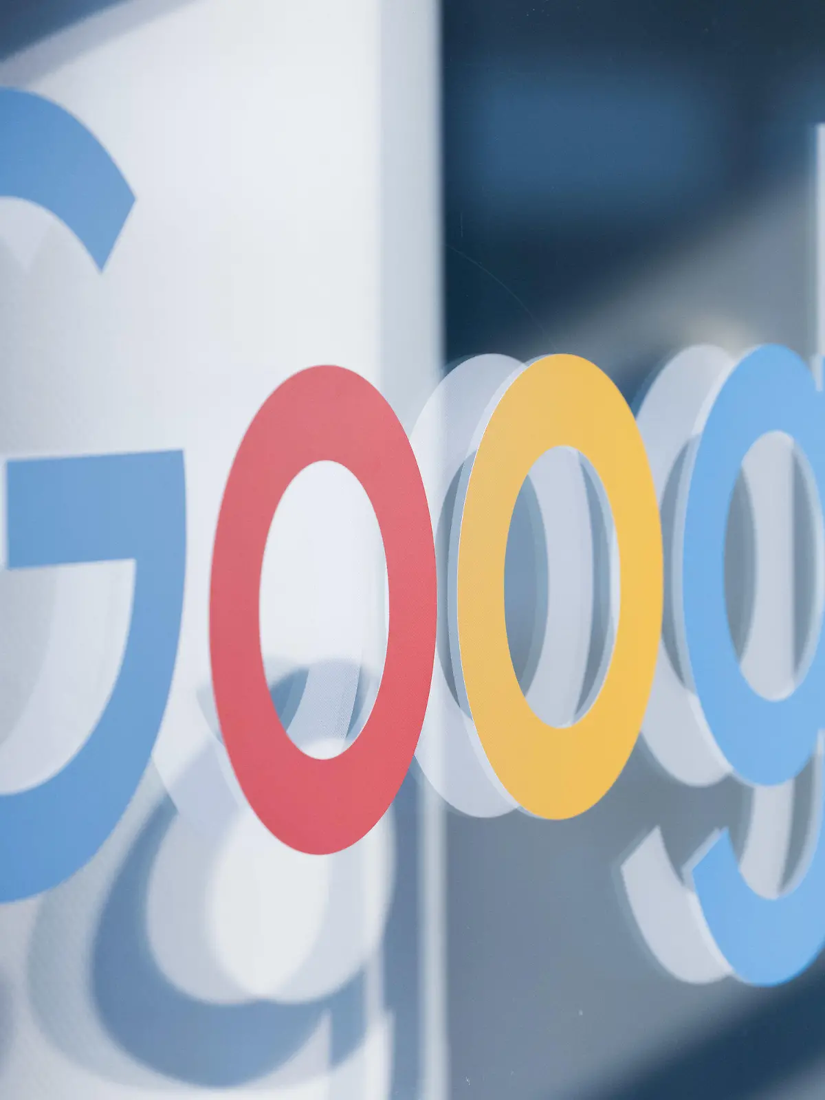 ARCHIV - 16.08.2022, Nordrhein-Westfalen, Köln: Ein Schriftzug mit dem Logo von Google klebt im Pressezentrum der Koelnmesse auf einer Glasscheibe. Google wird sich im Prozess zu Wettbewerbsklagen der US-Regierung und Dutzender Bundesstaaten weniger Vorwürfen stellen müssen. (Zu dpa "Richter schränkt Wettbewerbsvorwürfe gegen Google in den USA ein") Foto: Rolf Vennenbernd/dpa +++ dpa-Bildfunk +++