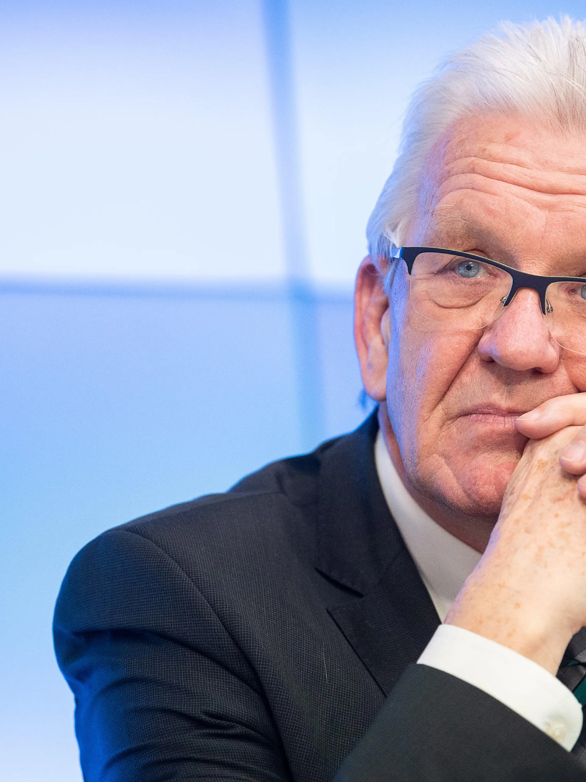 ARCHIV - 02.03.2021, Baden-Württemberg, Stuttgart: Winfried Kretschmann (Bündnis 90/Die Grünen), Ministerpräsident von Baden-Württemberg, nimmt an der Landespressekonferenz Baden-Württemberg teil. (zu dpa «Jugendsünden - wie deutsche Politiker mit Irrtümern umgingen») Foto: Sebastian Gollnow/dpa +++ dpa-Bildfunk +++