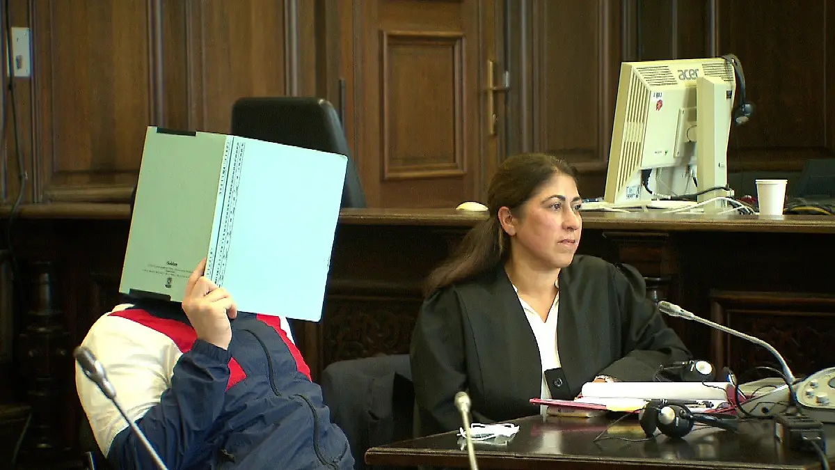 Artur B. sitzt mit Kapuze, Sonnenbrille und Mundschutz vermummt im Gerichtssaal - und versteckt sich auch vor den Medienvertretern.