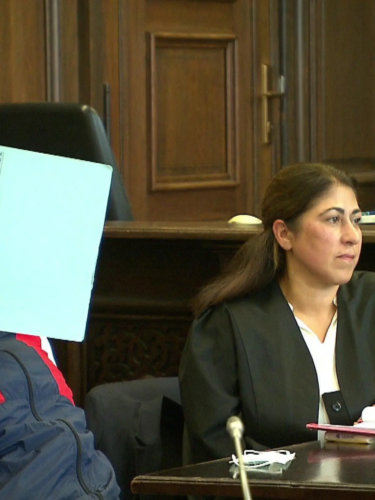 Artur B. sitzt mit Kapuze, Sonnenbrille und Mundschutz vermummt im Gerichtssaal - und versteckt sich auch vor den Medienvertretern.