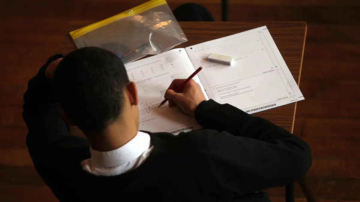 ARCHIV - 02.03.2012, Großbritannien, Cheltenham: Ein Schüler während einer Mathematikprüfung. Jugendliche in England, Wales und Nordirland erhalten am Donnerstag (24.08.2023) ihre GCSE-Noten, die ihnen helfen, die Oberstufe, das College oder eine Ausbildung zu absolvieren. Die Zahl der Schülerinnen und Schüler in England, die Deutsch als Prüfungsfach wählen, ist im laufenden Jahr weiter zurückgegangen. (zu dpa: Zahl der Deutschlerner in England geht weiter zurück) Foto: David Davies/PA Wire/dpa +++ dpa-Bildfunk +++