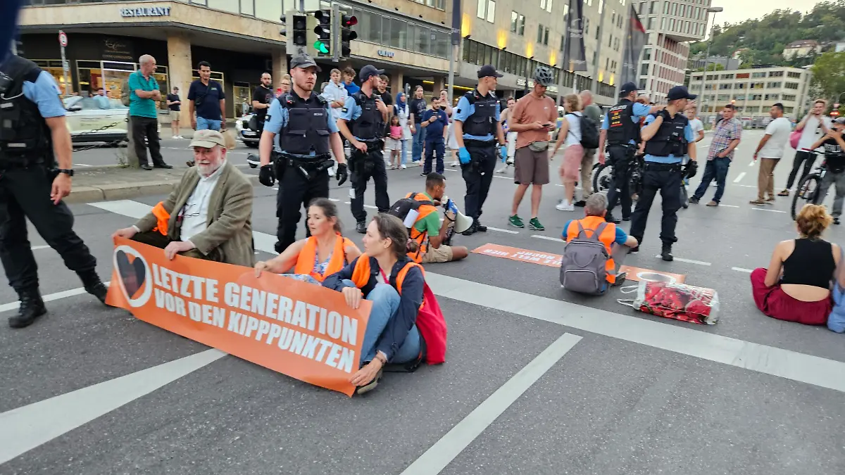 Die „Letzte Generation“ protestiert in Stuttgart vor dem Hauptbahnhof.
