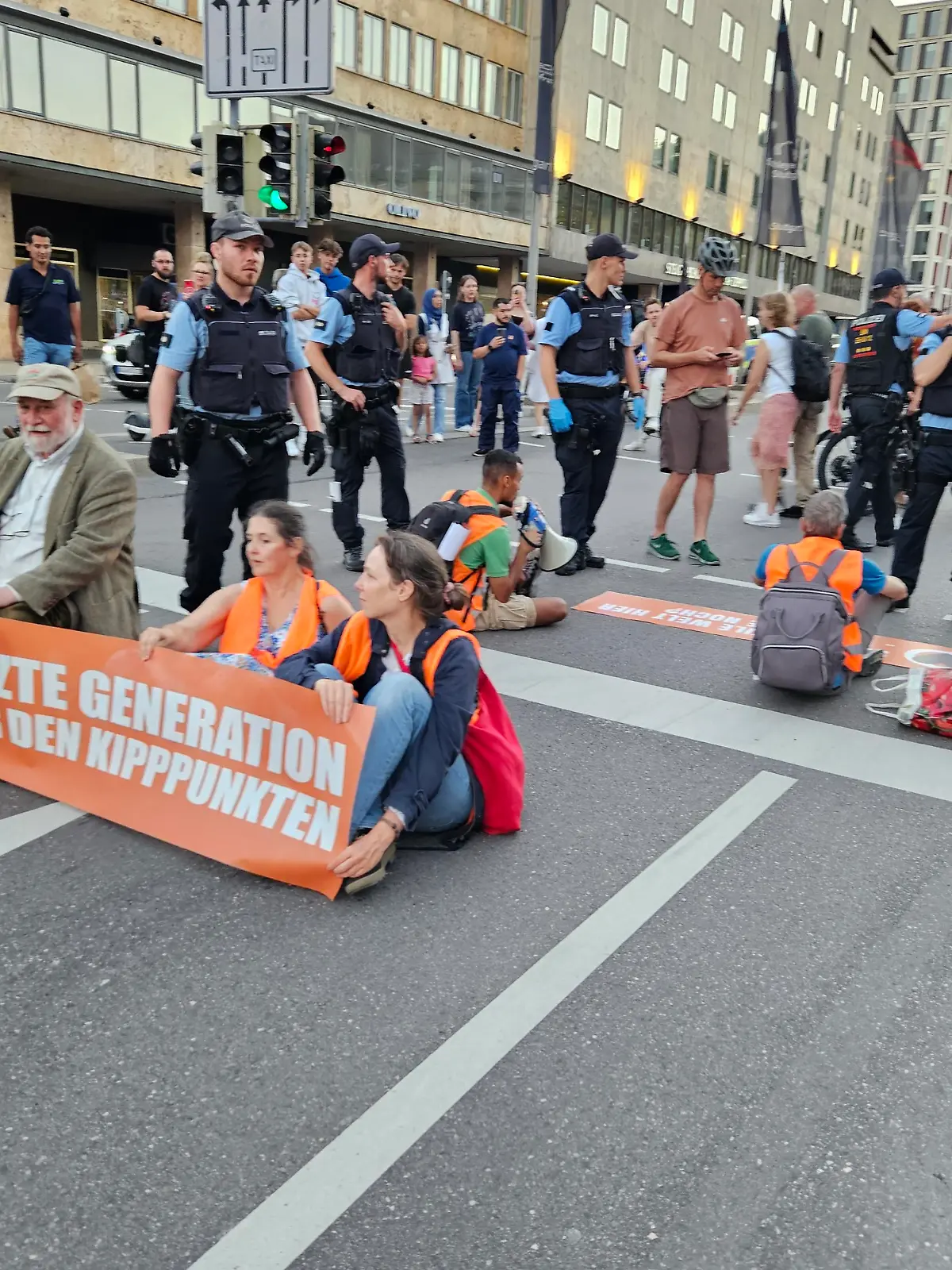Die „Letzte Generation“ protestiert in Stuttgart vor dem Hauptbahnhof.
