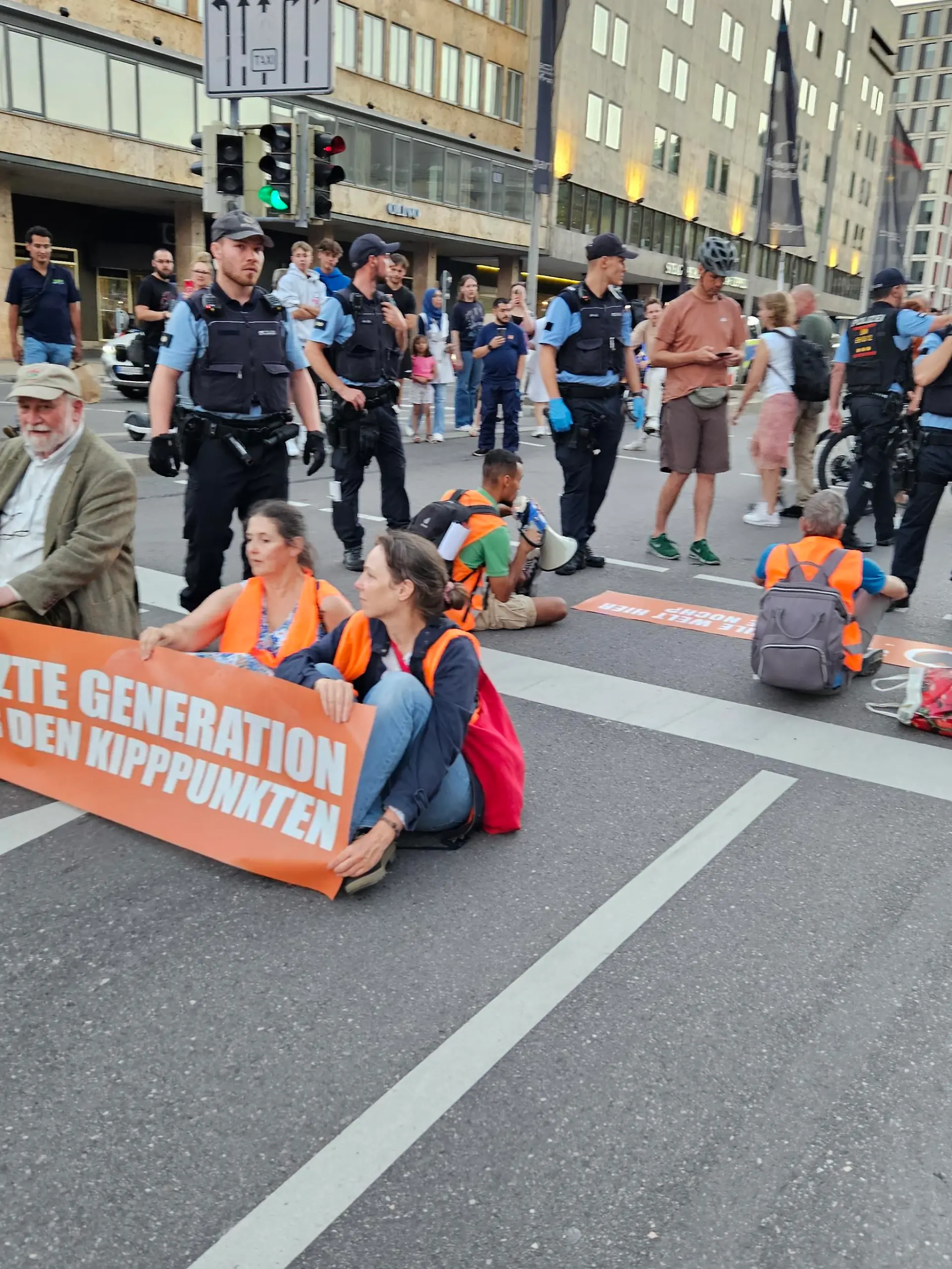 Die „Letzte Generation“ protestiert in Stuttgart vor dem Hauptbahnhof.