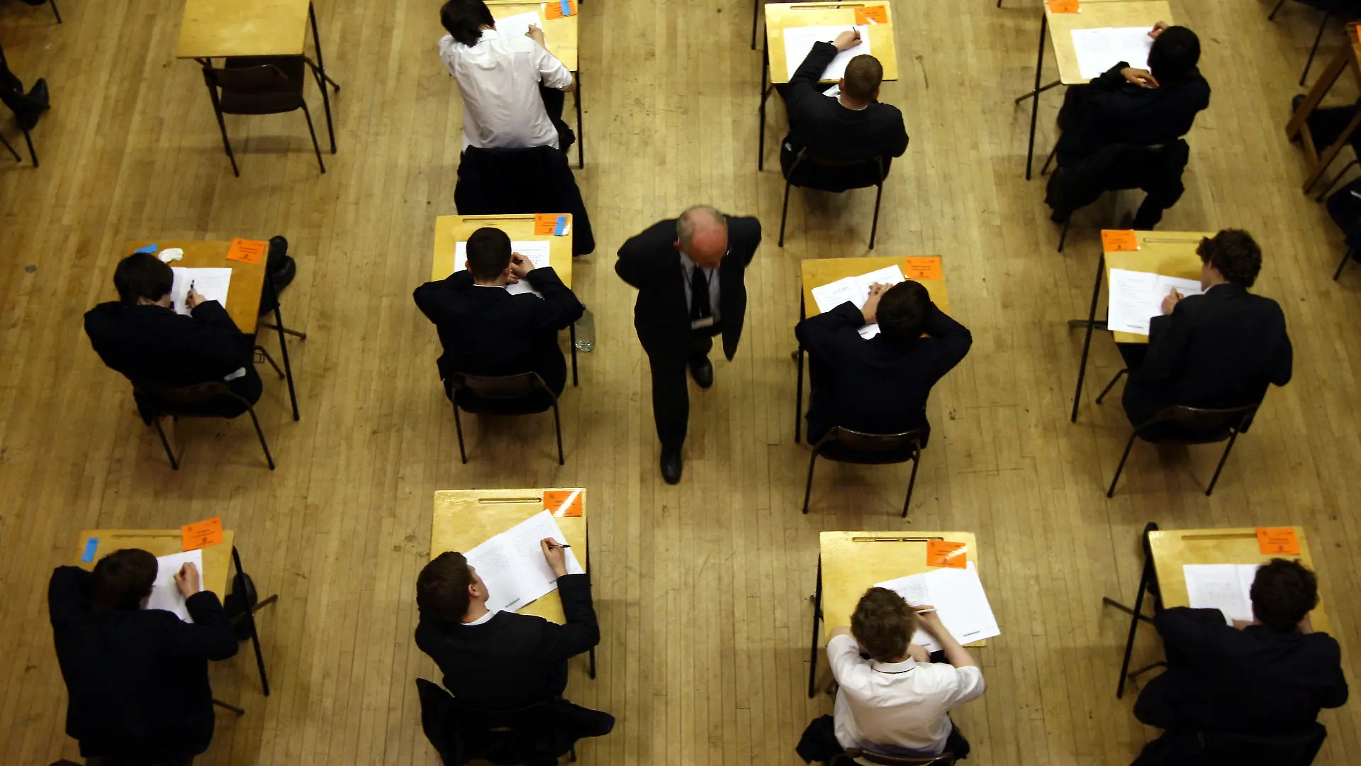 ARCHIV - 07.03.2012, Großbritannien, Rugby: Schüler, die eine Prüfung ablegen. Die Zahl der Schülerinnen und Schüler in England, die Deutsch als Prüfungsfach wählen, ist im laufenden Jahr weiter zurückgegangen. (zu dpa: Zahl der Deutschlerner in England geht weiter zurück) Foto: David Jones/PA Wire/dpa +++ dpa-Bildfunk +++