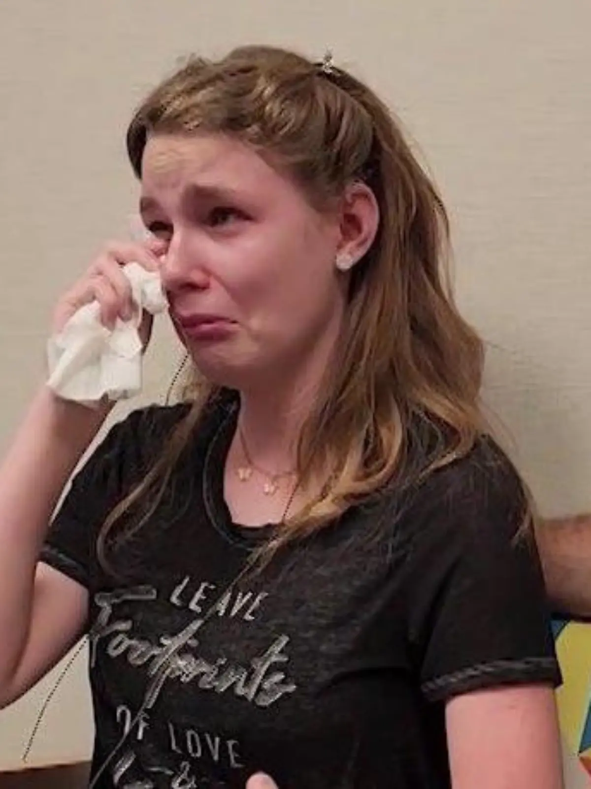 Teenagerin Katelynn Bronson kann dank eines Cochlea-Implantats das erste Mal hören. Das Mädchen leidet an einer erblichen Schwerhörigkeit, an der auch ihre Mutter erkrankt ist.