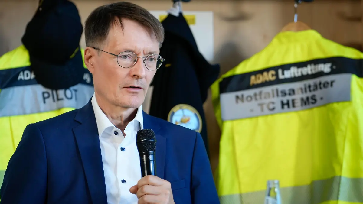 Besuch der ADAC Luftrettungsstation durch den Bundesgesundheitsminister aufgrund der Reformvorschlaege der Regierungskommission Bundesgesundheitsminister Prof. Karl Lauterbach der Pressekonferenz im Rahmen seines Besuch der ADAC Luftrettungsstation der Charite, Campus Benjamin Franklin und Praesentation der Reform der Notfall- und Akutversorgung in Deutschland: Rettungsdienst und Finanzierung der Regierungskommission zum Rettungsdienst, Berlin , 07.09.2023 Berlin Berlin Deutschland *** Visit of the ADAC air rescue station by the Federal Minister of Health due to the reform proposals of the government commission Federal Minister of Health Prof Karl Lauterbach of the press conference in the context of his visit of the ADAC air rescue statio