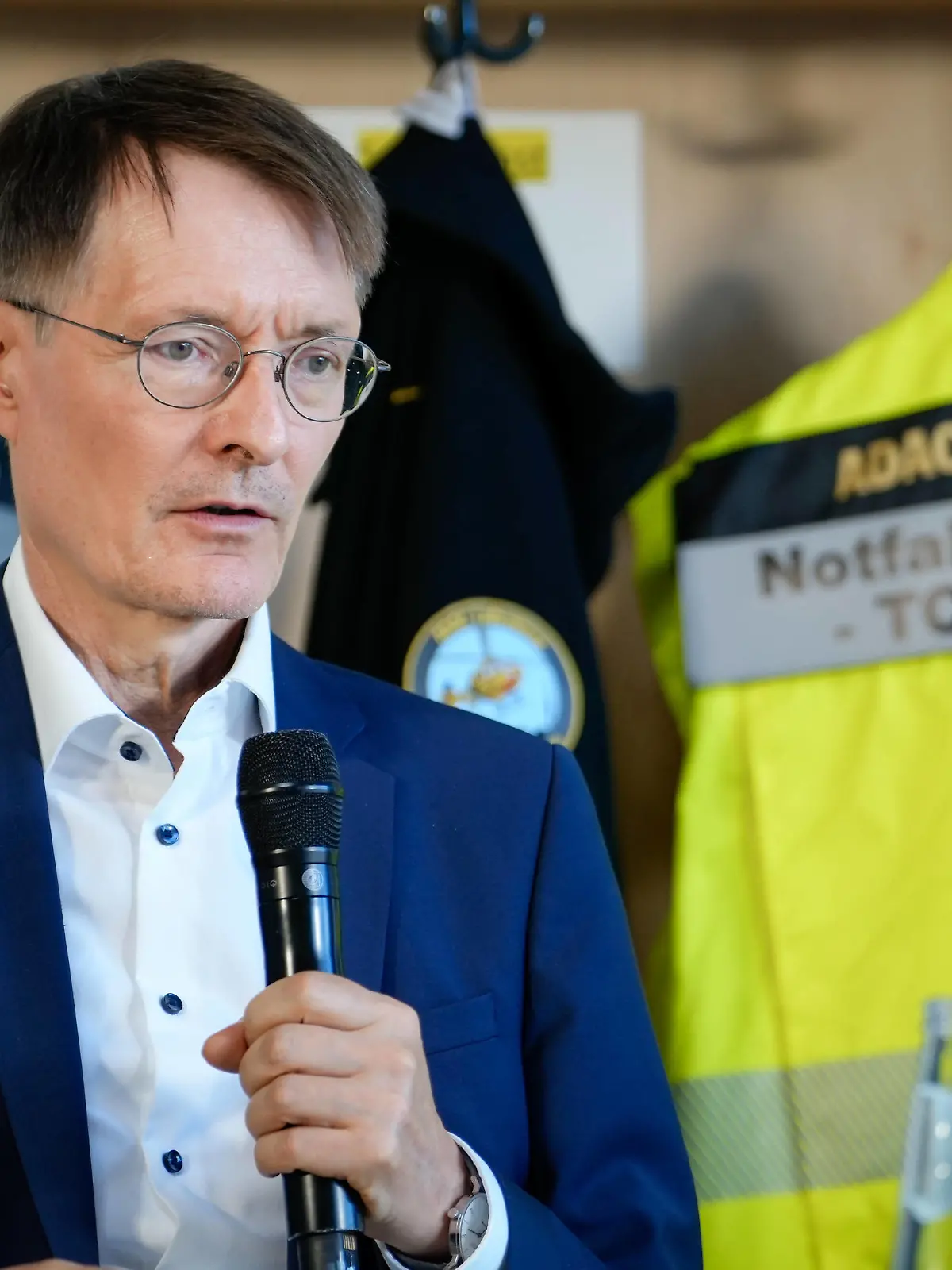 Besuch der ADAC Luftrettungsstation durch den Bundesgesundheitsminister aufgrund der Reformvorschlaege der Regierungskommission Bundesgesundheitsminister Prof. Karl Lauterbach der Pressekonferenz im Rahmen seines Besuch der ADAC Luftrettungsstation der Charite, Campus Benjamin Franklin und Praesentation der Reform der Notfall- und Akutversorgung in Deutschland: Rettungsdienst und Finanzierung der Regierungskommission zum Rettungsdienst, Berlin , 07.09.2023 Berlin Berlin Deutschland *** Visit of the ADAC air rescue station by the Federal Minister of Health due to the reform proposals of the government commission Federal Minister of Health Prof Karl Lauterbach of the press conference in the context of his visit of the ADAC air rescue statio
