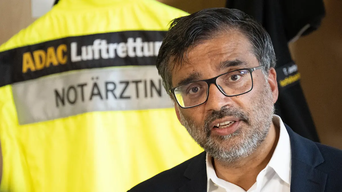 07.09.2023, Berlin: Rajan Somasundaram, Ärztlicher Leiter der Notaufnahme am Charité Campus Benjamin Franklin und Mitglied der Regierungskommission, spricht während der Vorstellung der Ergebnisse der ·Regierungskommission für eine moderne und bedarfsgerechte Krankenhausversorgung· zum Thema ·Reform der Notfall- und Akutversorgung in Deutschland: Rettungsdienst und Finanzierung· im Charité Campus Benjamin Franklin. Foto: Sebastian Christoph Gollnow/dpa +++ dpa-Bildfunk +++