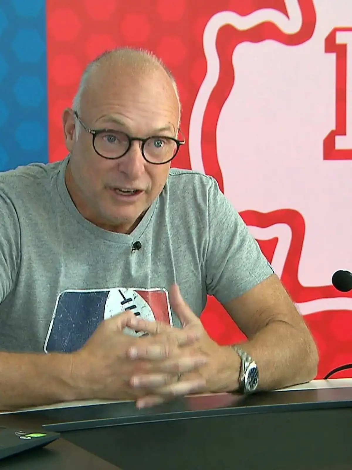 "Das ist wie nach Hause zu kommen" sagt Kommentator Frank Buschmann über sein Comeback bei der NFL. Der kultige Sprecher kehrt am Sonntag in die von ihm so geliebte Sportart zurück und kommentiert das erste Sonntags-Spiel der NFL bei RTL. Im Interview erklärt er, was man sich unter dem Football in der NFL vorzustellen hat.