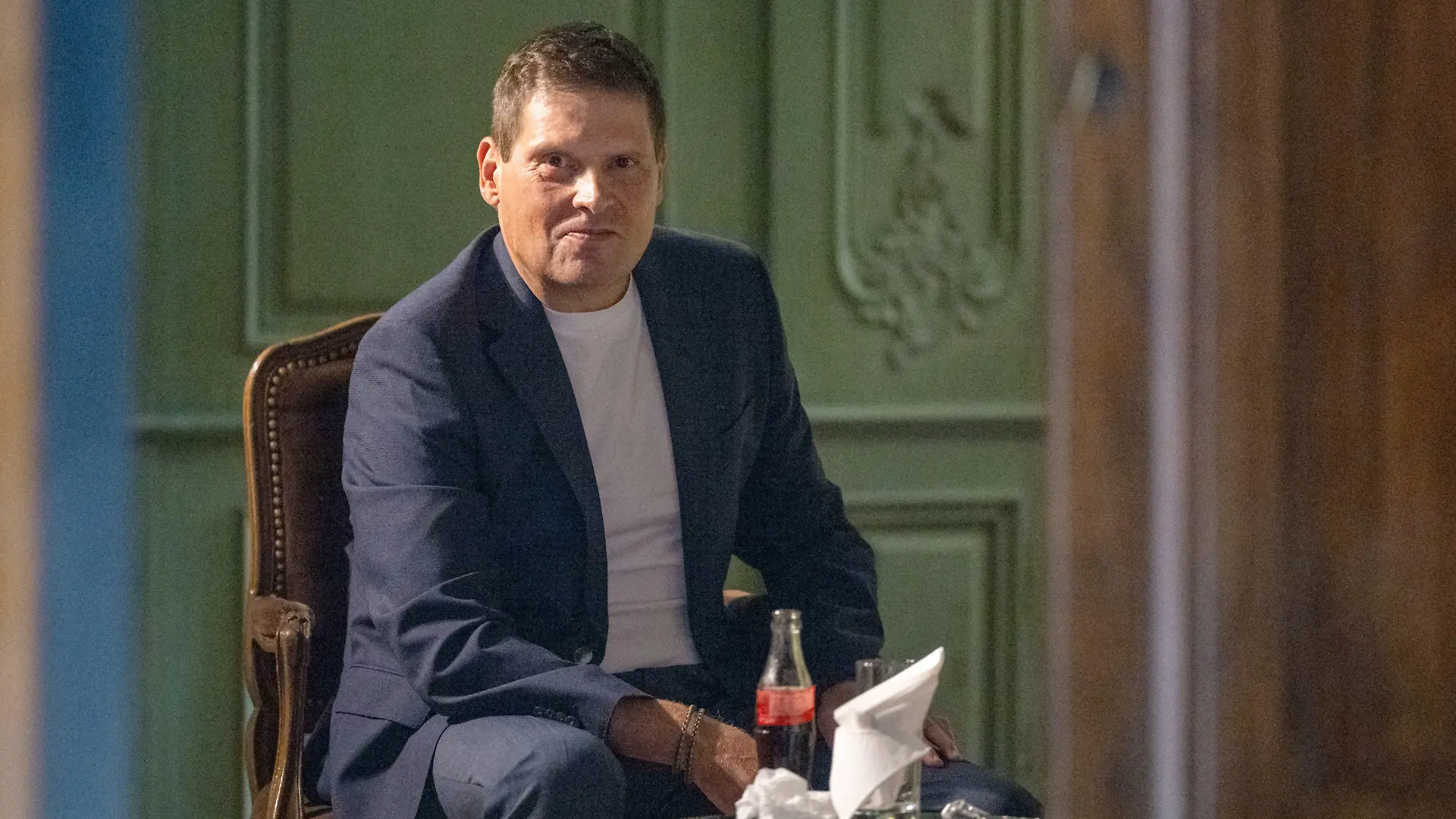 07.09.2023, Bayern, München: Sport: Prime Video Presents Sport. Pressekonferenz: Jan Ullrich, ehemaliger Radsportprofi, sitzt in der Maske vor einem Auftritt beim Streaming Anbieter Amazon Prime. Dort soll eine Doku über die Karriere des Radfahrers gezeigt werden. Foto: Christian Kolbert/Kolbert-Press/dpa +++ dpa-Bildfunk +++