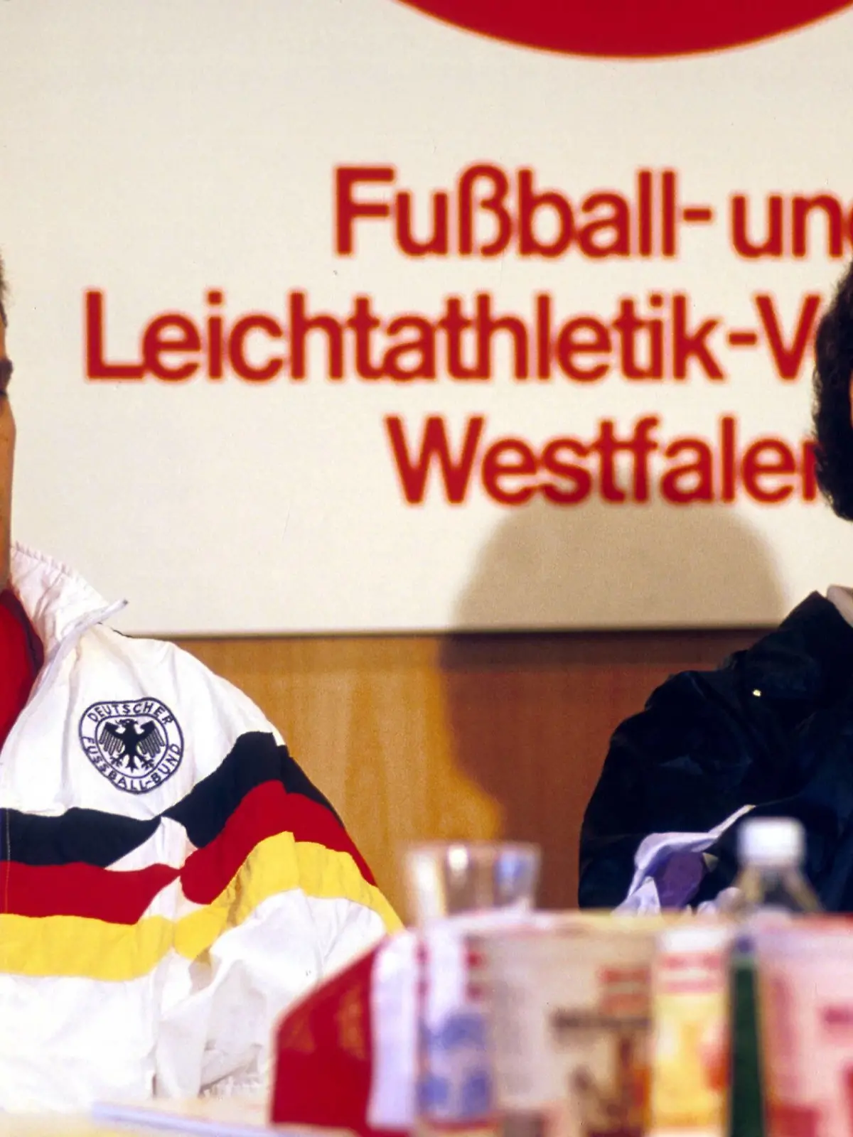 Teamchef Franz Beckenbauer (re.) und Pierre Littbarski (beide Deutschland) auf einer Pressekonferenz

Team boss Franz Beckenbauer right and Pierre Littbarski both Germany on a Press conference  