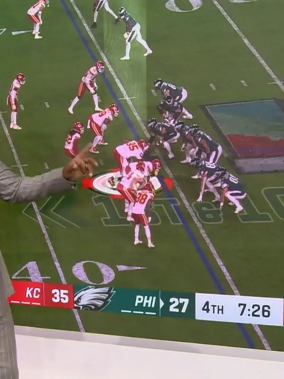Wieder einmal gehen die Chiefs als Topfavorit in die Saison.

Die Mannschaft um Superstar-Quarterback Patrick Mahomes wird das Team sein, das es zu schlagen gilt. Nichtsdestotrotz ist nicht alles rosig in Kansas City. Die Vertragsverhandlungen mit Defensive Tackle Chris Jones (29) ziehen sich in die Länge, der Superstar hat sogar das ganze Trainingscamp ausgesetzt.