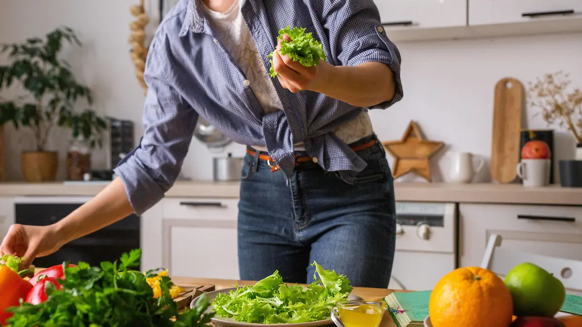 Young and beautiful housewife woman cooking in a white kitchen Krasnodar, Krasnodar Krai, Russia ,model released, Symbolfoto PUBLICATIONxINxGERxSUIxAUTxONLY CREVUV200313-320679-01