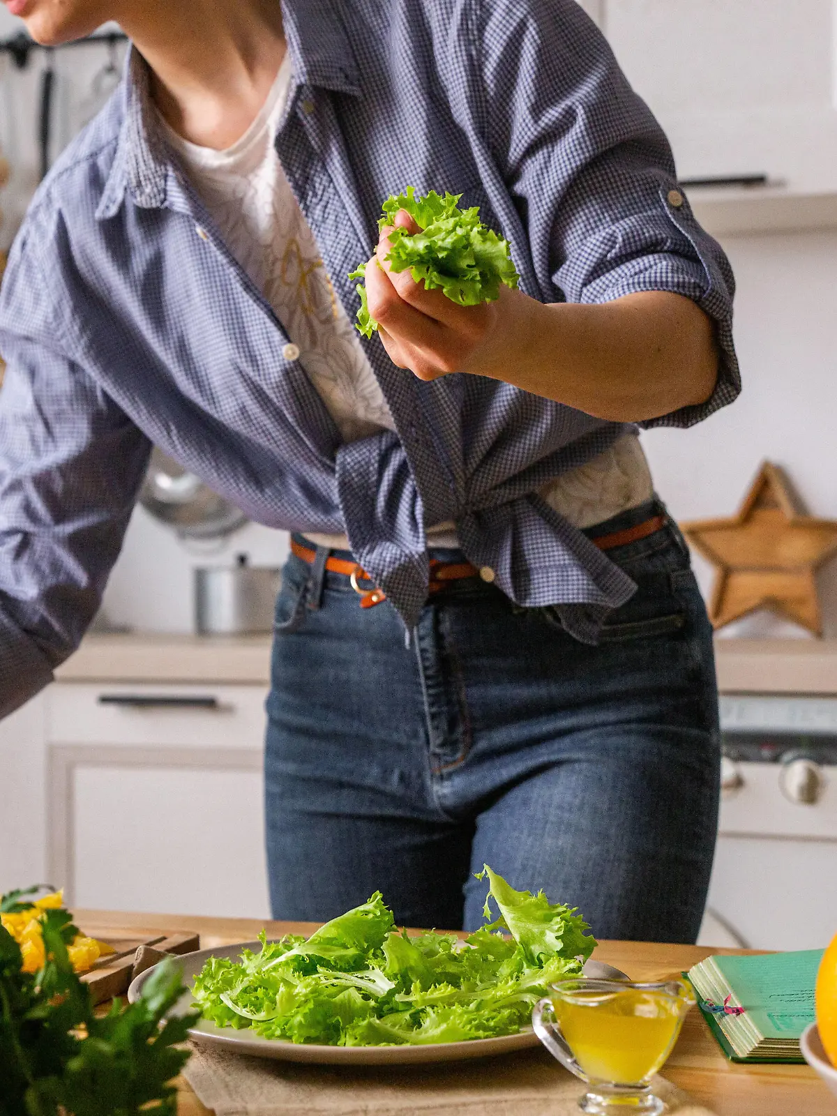 Young and beautiful housewife woman cooking in a white kitchen Krasnodar, Krasnodar Krai, Russia ,model released, Symbolfoto PUBLICATIONxINxGERxSUIxAUTxONLY CREVUV200313-320679-01