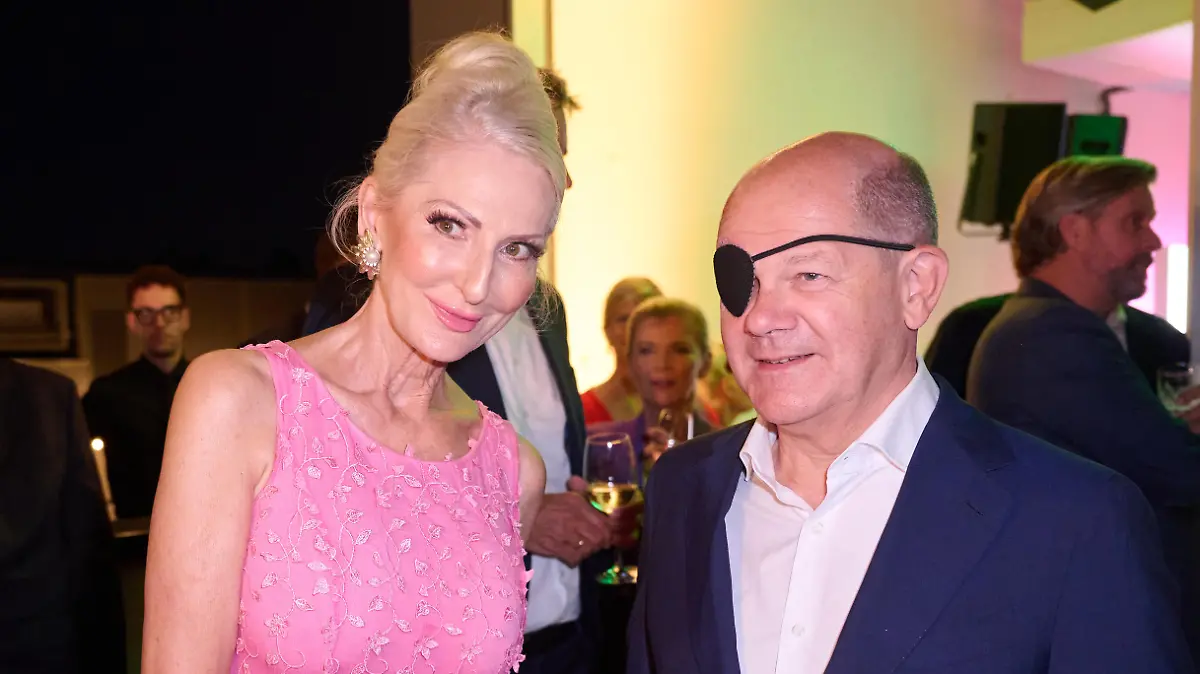 Desire Nick, Knstlerin und Olaf Scholz (SPD) Bundeskanzler
RTL News - Redaktionsfest ãaussichtsreichÒ 2023