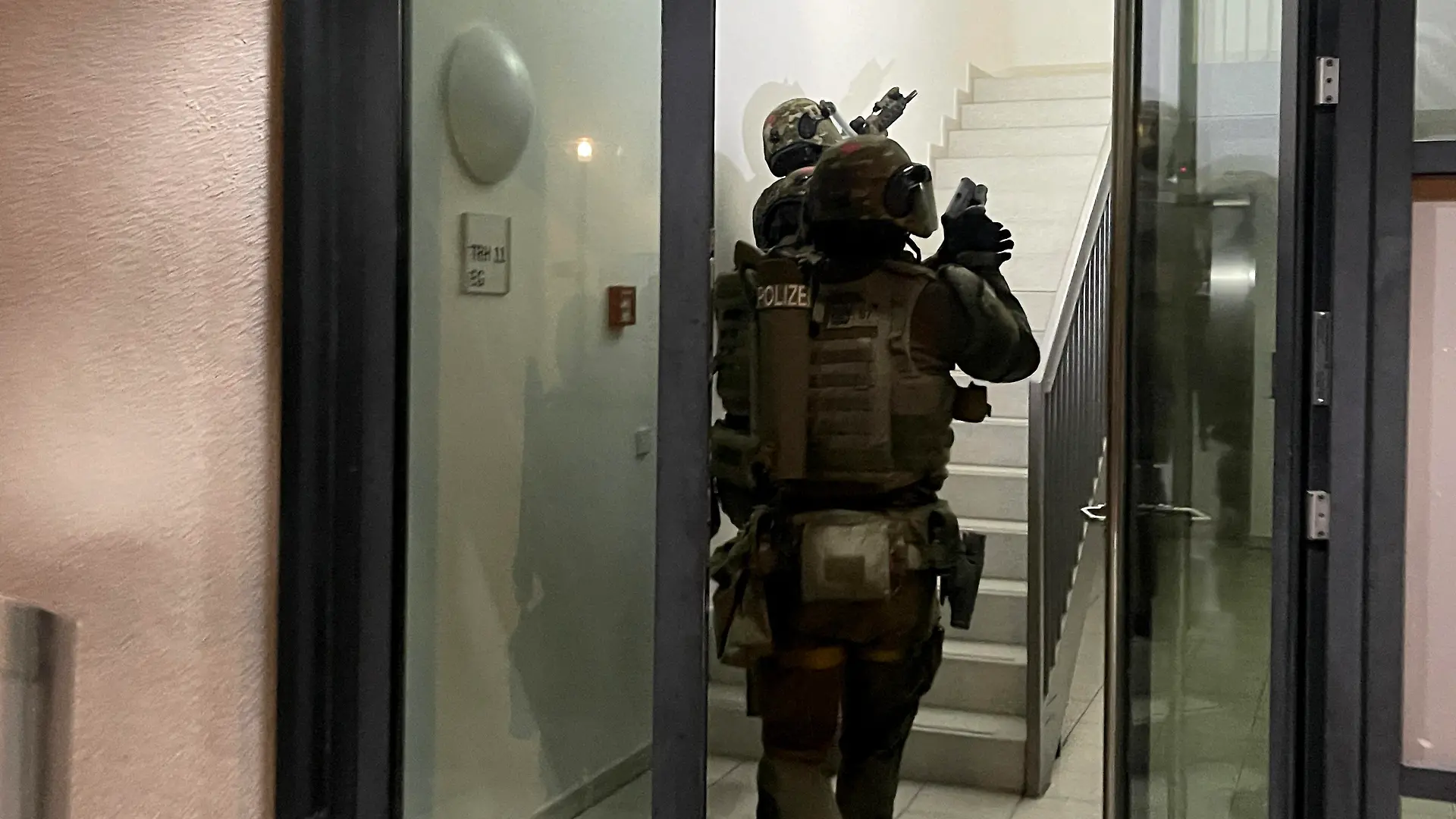 HANDOUT - 03.05.2023, Bayern, München: Mit einem Großeinsatz ist die Polizei in Bayern gegen Mitglieder der italienischen Mafia 'Ndrangheta vorgegangen. Es seien italienische EU-Haftbefehle gegen vier Männer vollstreckt worden, teilte das bayerische Landeskriminalamt mit. Seit dem Morgen hatten rund 130 Polizeikräfte, darunter auch Spezialeinheiten, zehn Wohnungen und Geschäftsräume in Stadt und Landkreis München durchsucht. Dabei stellten sie nach LKA-Angaben mehrere Kilo Marihuana, elektronische Datenträger und Unterlagen sicher. (zu dpa «Schlag gegen italienische Mafia - Vier Männer verhaftet») Foto: Bayerisches Landeskriminalamt/dpa - ACHTUNG: Nur zur redaktionellen Verwendung im Zusammenhang mit der aktuellen Berichterstattung und nur mit vollständiger Nennung des vorstehenden Credits +++ dpa-Bildfunk +++
