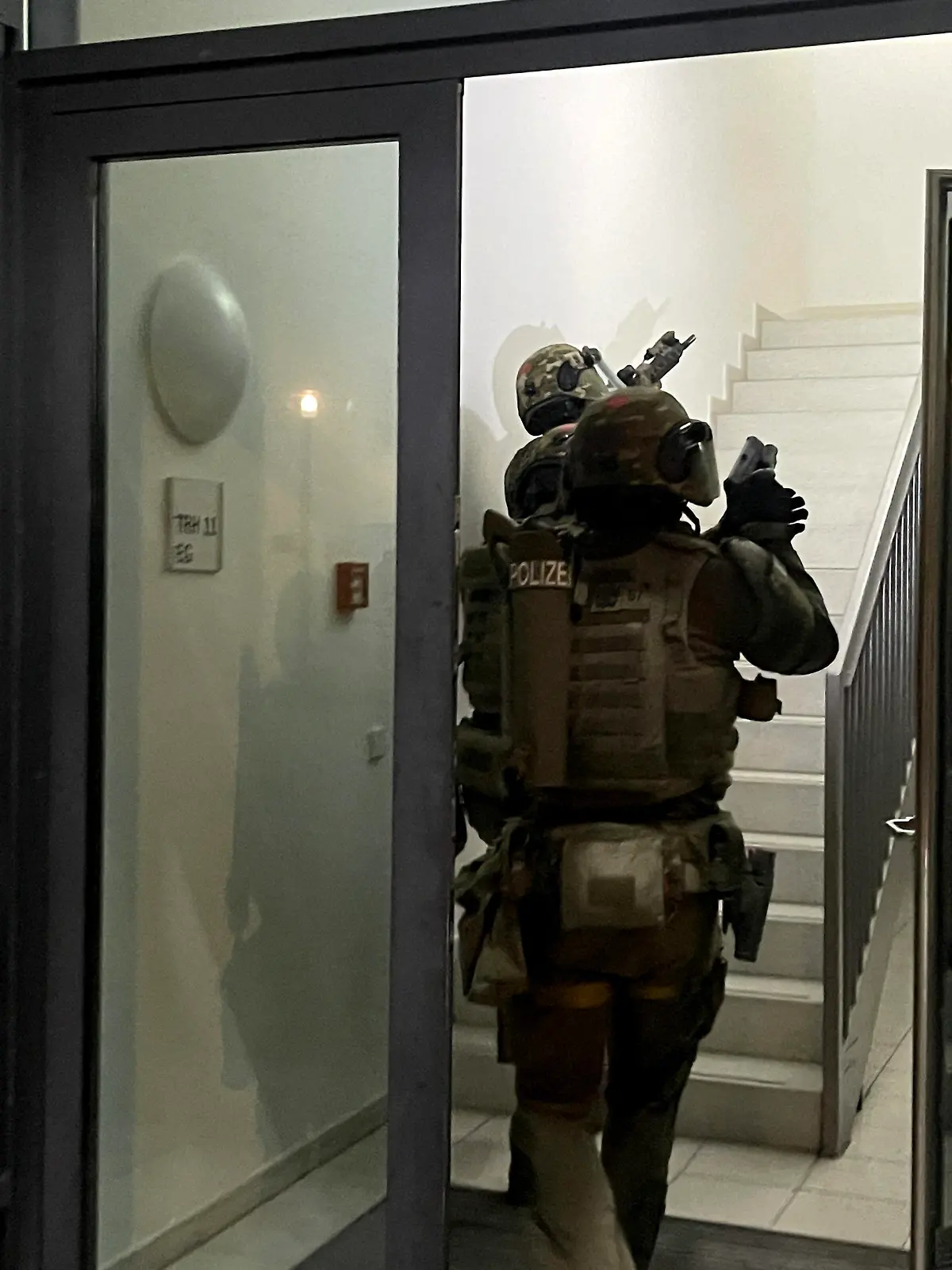 HANDOUT - 03.05.2023, Bayern, München: Mit einem Großeinsatz ist die Polizei in Bayern gegen Mitglieder der italienischen Mafia 'Ndrangheta vorgegangen. Es seien italienische EU-Haftbefehle gegen vier Männer vollstreckt worden, teilte das bayerische Landeskriminalamt mit. Seit dem Morgen hatten rund 130 Polizeikräfte, darunter auch Spezialeinheiten, zehn Wohnungen und Geschäftsräume in Stadt und Landkreis München durchsucht. Dabei stellten sie nach LKA-Angaben mehrere Kilo Marihuana, elektronische Datenträger und Unterlagen sicher. (zu dpa «Schlag gegen italienische Mafia - Vier Männer verhaftet») Foto: Bayerisches Landeskriminalamt/dpa - ACHTUNG: Nur zur redaktionellen Verwendung im Zusammenhang mit der aktuellen Berichterstattung und nur mit vollständiger Nennung des vorstehenden Credits +++ dpa-Bildfunk +++