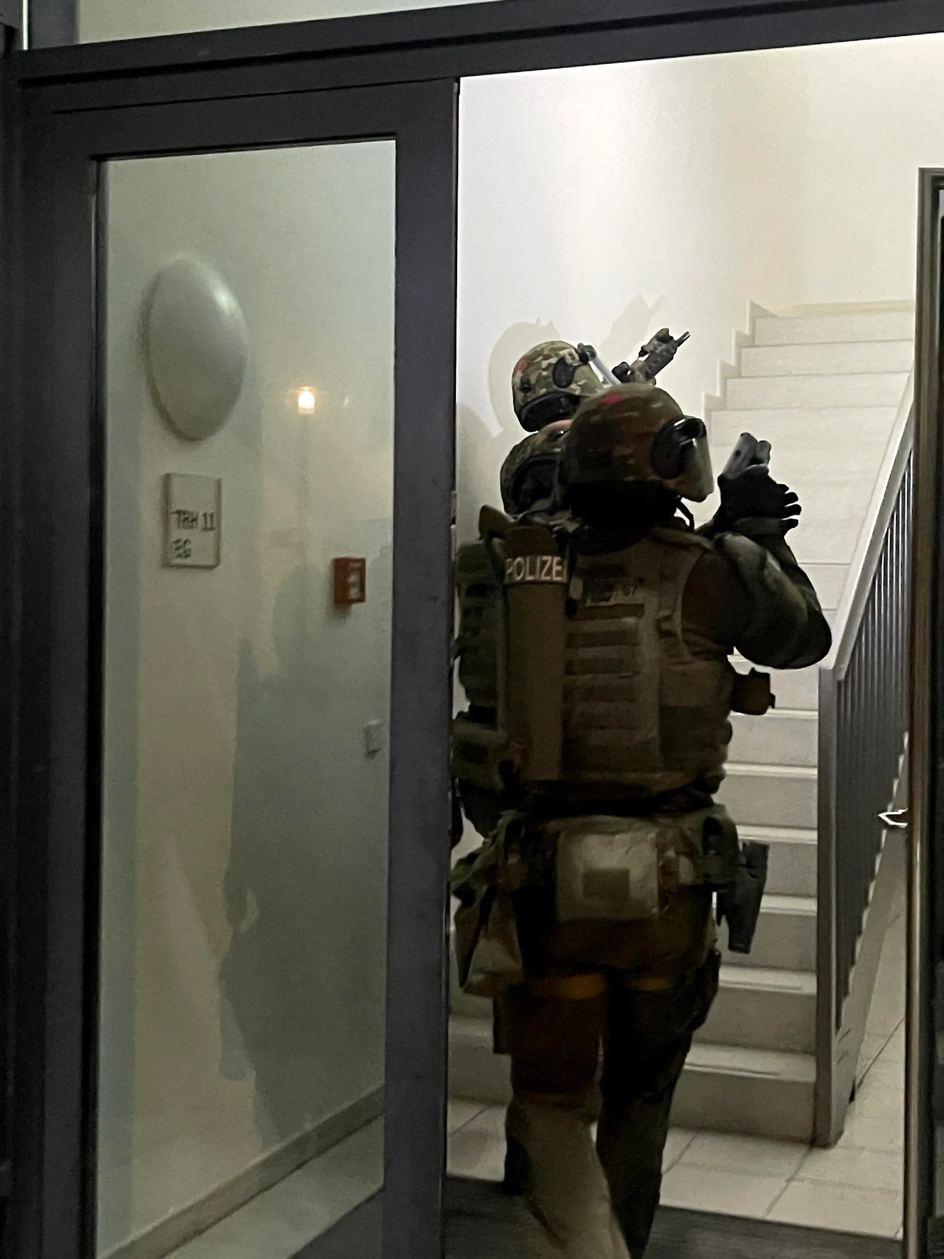 HANDOUT - 03.05.2023, Bayern, München: Mit einem Großeinsatz ist die Polizei in Bayern gegen Mitglieder der italienischen Mafia 'Ndrangheta vorgegangen. Es seien italienische EU-Haftbefehle gegen vier Männer vollstreckt worden, teilte das bayerische Landeskriminalamt mit. Seit dem Morgen hatten rund 130 Polizeikräfte, darunter auch Spezialeinheiten, zehn Wohnungen und Geschäftsräume in Stadt und Landkreis München durchsucht. Dabei stellten sie nach LKA-Angaben mehrere Kilo Marihuana, elektronische Datenträger und Unterlagen sicher. (zu dpa «Schlag gegen italienische Mafia - Vier Männer verhaftet») Foto: Bayerisches Landeskriminalamt/dpa - ACHTUNG: Nur zur redaktionellen Verwendung im Zusammenhang mit der aktuellen Berichterstattung und nur mit vollständiger Nennung des vorstehenden Credits +++ dpa-Bildfunk +++