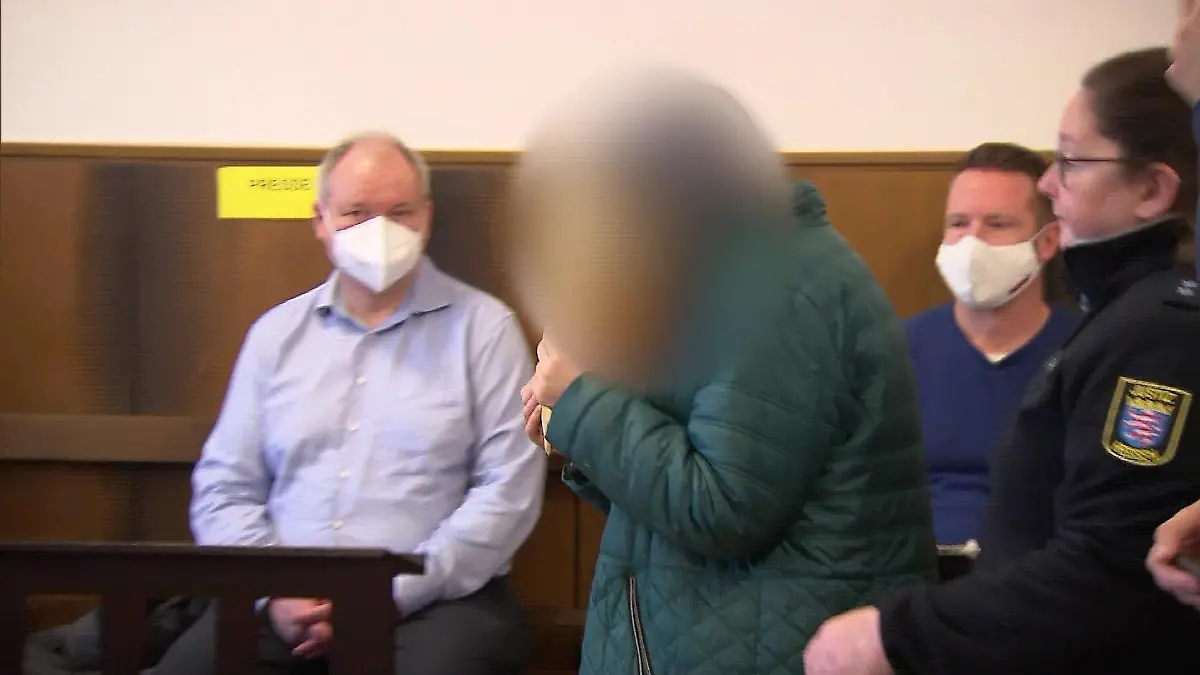 Angeklagte im Giftanschlag-Sicherungsverfahren im Darmstädter Landgericht.