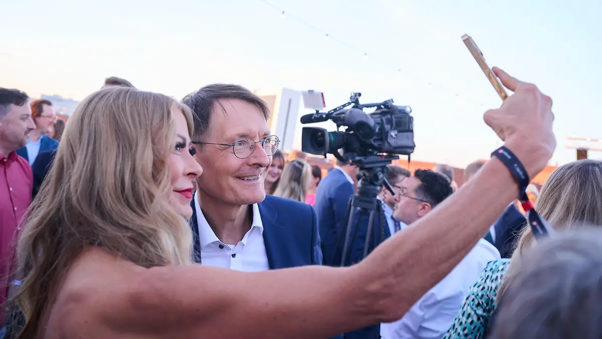 Jenny Elvers, Schauspielerin und Moderatorin und Karl Lauterbach (SPD), Bundesgesundheitsminister RTL News - Redaktionsfest ãaussichtsreichÒ 2023