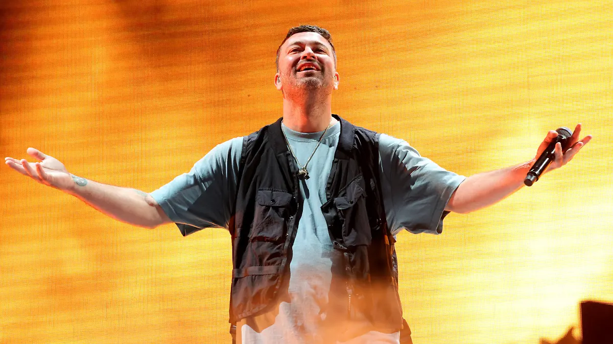 01.09.2023, Mecklenburg-Vorpommern, Rostock: Der deutsche Rapper «Marteria» (bürgerlich Marten Laciny) tritt zum Auftakt seines ersten von zwei Konzerten im Ostseestadion auf. Zu den beiden Stadionkonzerten am Freitag und Samstag werden den Veranstaltern zufolge jeweils etwa 30 000 Fans erwartet. Das Konzert am Freitag war zusätzlich angesetzt worden, nachdem die Karten für das Samstagskonzert binnen einer Stunde ausverkauft waren. Foto: Bernd Wüstneck/dpa +++ dpa-Bildfunk +++