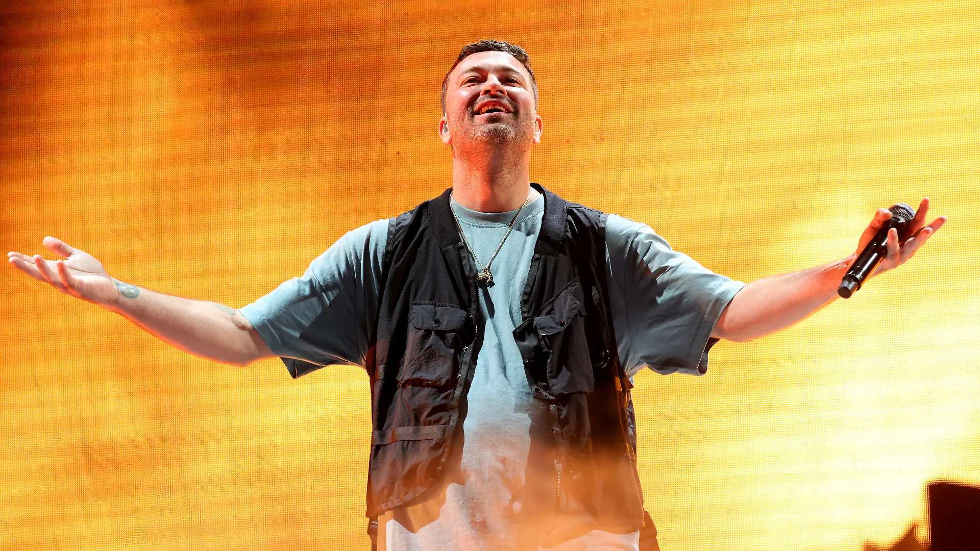 01.09.2023, Mecklenburg-Vorpommern, Rostock: Der deutsche Rapper «Marteria» (bürgerlich Marten Laciny) tritt zum Auftakt seines ersten von zwei Konzerten im Ostseestadion auf. Zu den beiden Stadionkonzerten am Freitag und Samstag werden den Veranstaltern zufolge jeweils etwa 30 000 Fans erwartet. Das Konzert am Freitag war zusätzlich angesetzt worden, nachdem die Karten für das Samstagskonzert binnen einer Stunde ausverkauft waren. Foto: Bernd Wüstneck/dpa +++ dpa-Bildfunk +++